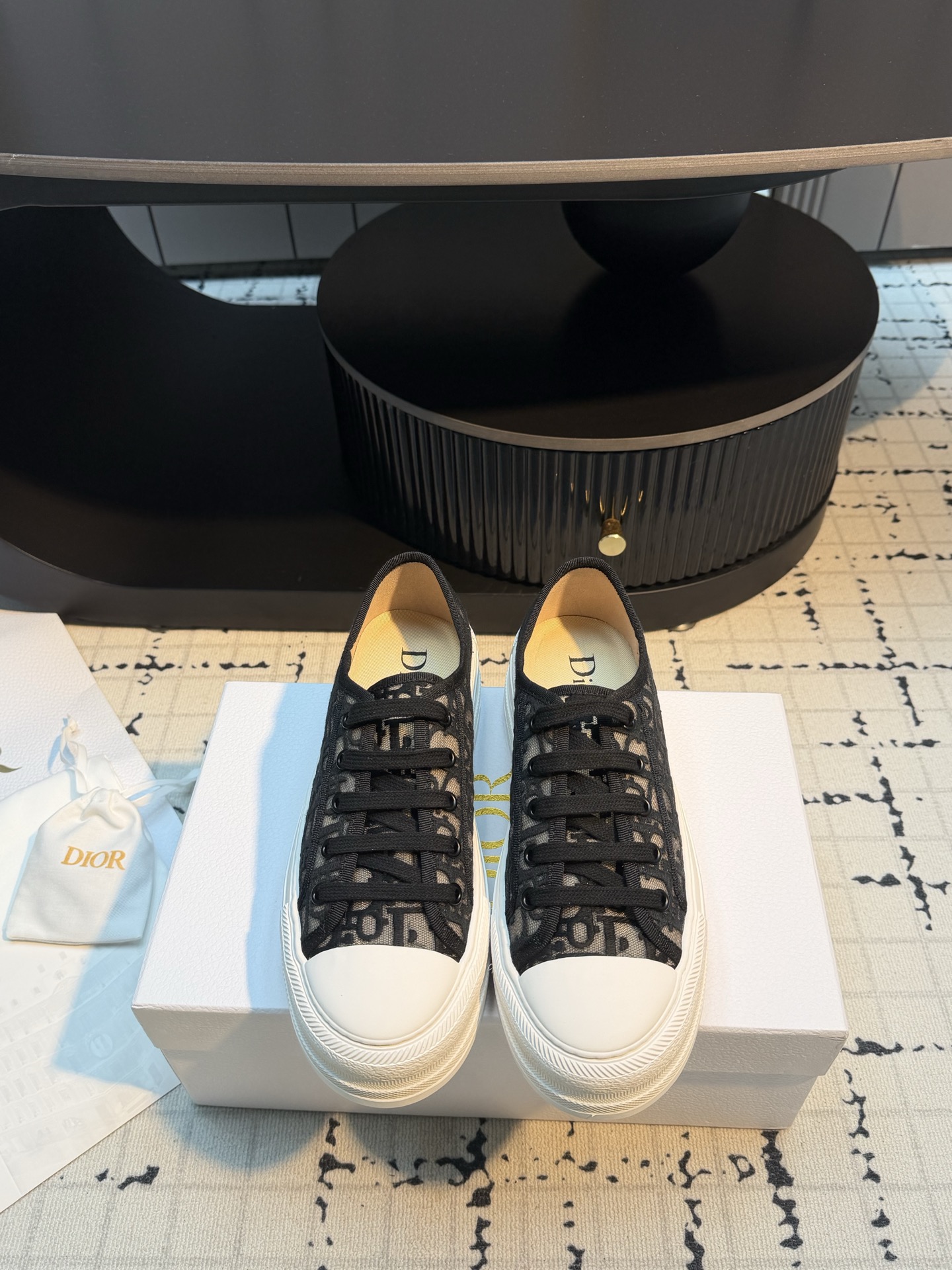 NO:818833,Dio*26ss new presbyopic mesh breathable thick-soled sneakers for early spring. This pair of presbyopic mesh sneakers, with its classic brand logo and breathable design, perfectly interprets the relaxed feeling of French light luxury, allowing daily wear to bring a high-end aura. The all-over printed presbyopic mesh upper is a low-key status symbol. The transparent mesh design says goodbye to the worry of stuffy feet. It is refreshing and fashionable to wear in spring and summer. It can keep your feet dry and comfortable even if you walk for a long time.  Whether paired with jeans, a dress, or casual sportswear, it can instantly enhance the texture of your outfit and become the finishing touch of your daily outfit. Upper embroidered technical fabric, lining sheepskin, outsole Italian leather outsole, heel height 4.5cm, size 34/40 (34 customized, non-returnable, non-exchangeable), casual shoes/sports shoes, dior, sneakers, skirts, jeans, sheepskin, Leather soles19860909Dio*26ss早春新款老花网纱透气厚底板鞋 这双老花网纱板鞋,用经典的品牌标识与透气设计,完美诠释了法式轻奢的松弛感,让日常穿搭也能自带高级气场.满印老花网纱鞋面,是低调的身份象征,通透的网眼设计,告别闷脚烦恼,春夏穿清爽又时髦,哪怕是长时间行走,也能保持双脚干爽舒适. 无论是搭配牛仔裤、连衣裙,还是休闲运动装,都能瞬间提升穿搭质感,成为你日常穿搭的点睛之笔. 鞋面刺绣科技面料 内里羊皮 大底意大利真皮大底 跟高4.5cm 码数34/40（34定做不退不换）,休闲鞋/运动鞋,dior,sneakers,skirts,jeans,sheepskin,Leather soles,Women's Shoes