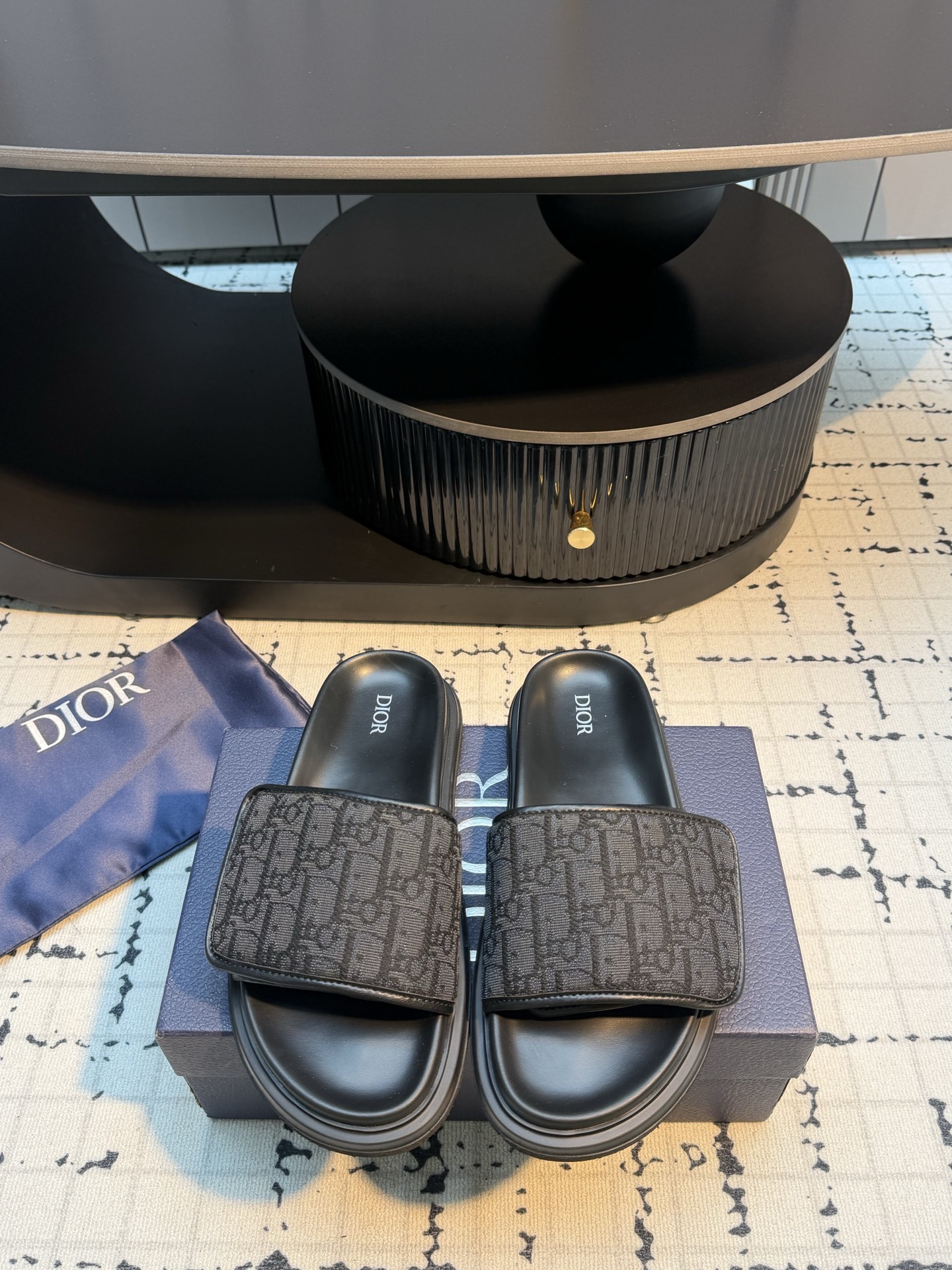 NO:818827,#DIOR’s new Velcro men’s slippers are full of luxury!  A popular model among bloggers at home and abroad, it is retro, fashionable and looks great on your feet!  Classic old flower embroidery material, goat lining, size 39/45 (45 is custom-made, non-refundable and non-exchangeable), slippers, dior, slippers19860909#迪奥新款魔术贴男士拖鞋 高级感十足！国内外博主刷爆的一款,复古又时髦上脚美炸了！ 经典老花刺材质 山羊内里 码数39/45（45定做不退不换）,拖鞋,dior,slippers,Women's Shoes