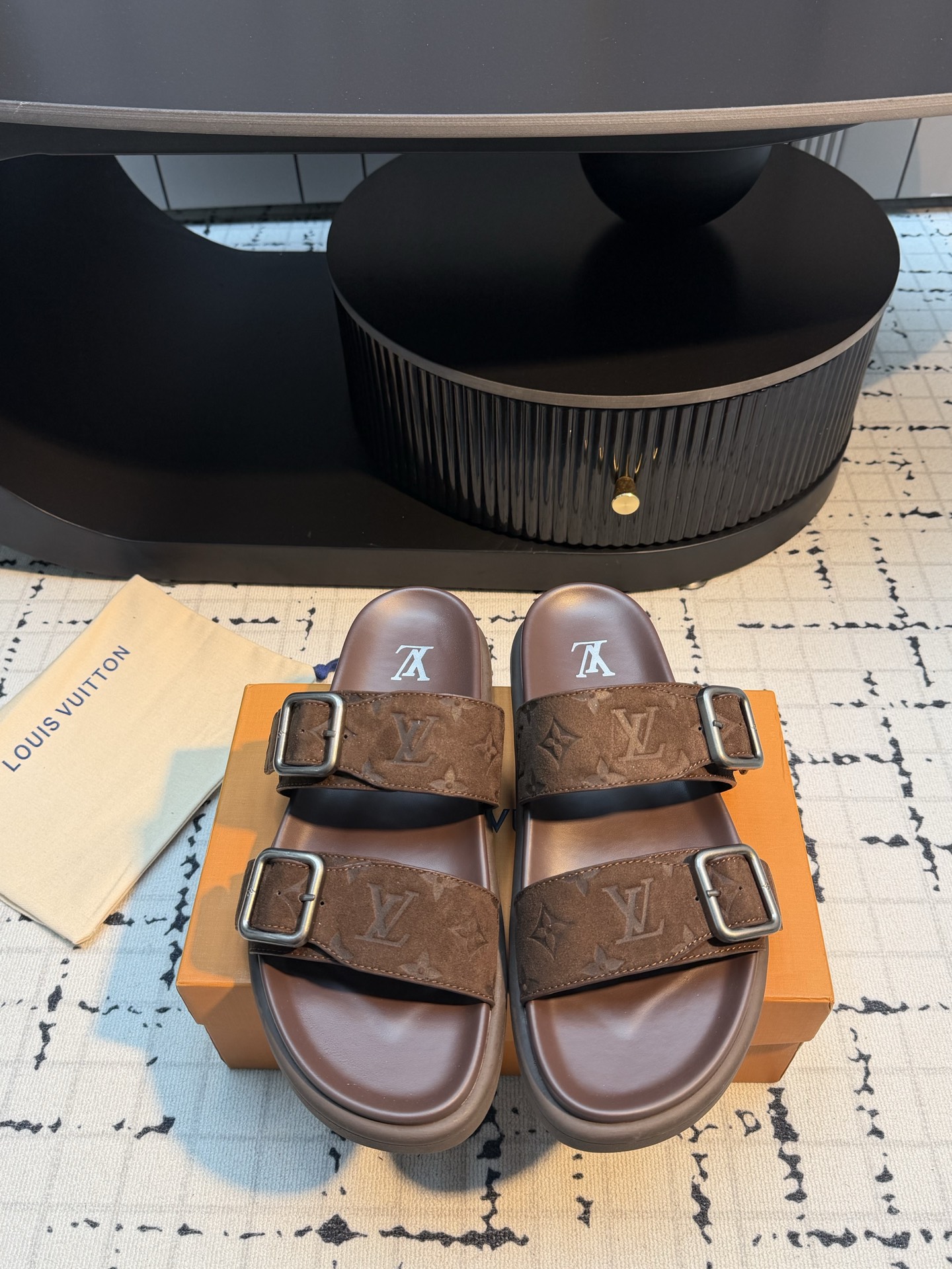 NO:818821,Louis Vuitton Lv2026 The latest Lv men's slippers Original mold customization, the fabric is made of imported original materials Upgraded outsole, lighter and non-slip Top quality in the market, simple yet tasteful, a must-have for fashionistas, fashionable at your feet, full of confidence, the same style at the counter The season of summer slippers is here Material first-layer cowhide, lining cow lining  Size 38/46 (38.45.46 customized, non-refundable and non-exchangeable), slippers, louis vuitton, louis vuitton, slippers, cowhide19860909路易威登 Lv2026 最新款 Lv男士拖鞋 原版开模定制,面料釆用进口原版材料制作 升级版大底,更轻便,防滑 市场顶级品质,简单不失品味,潮人必备,时尚就在脚下,自信满满,专柜同款 夏季拖鞋的季节来了 材料头层牛皮 内里牛里 码数38/46（38.45.46定做不退不换）,拖鞋,louis vuitton,louis vuitton,slippers,cowhide,Women's Shoes