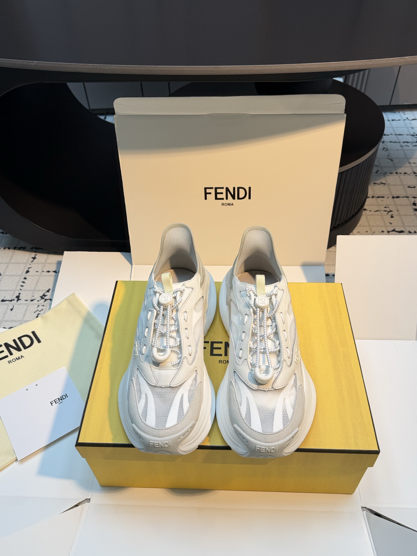 NO:818809,FENDI Fendi's latest F-Light series thick-soled casual sports shoes running shoes low-top sneakers with elastic laces. Made of black leather and mesh. Same-color corrugated shoe tops. Black mountaineering laces and emergency stop fasteners decorated with customized FF patterns. Decorated with three-dimensional rubber logo appliques on one side. Same-color ultra-light rubber thick soles with embossed F patterns on the edges. Fabric original custom-made imported fabric + cowhide. Imported breathable mesh lining  Sole original molded foam + TPU material, sole thickness 5.5CM, size 35/40 (custom-made 40, non-returnable, non-exchangeable), casual shoes/sports shoes, fendi, fendi, sneakers, cowhide19860909FENDI芬迪 最新F-Light系列 厚底 休闲 运动鞋 跑鞋 松紧鞋带低帮运动鞋.黑色皮革和网眼布材质.同色系波状鞋提.黑色登山鞋带和饰有定制FF图案的急停扣件.一侧饰有三维橡胶标志贴花.同色系超轻橡胶厚鞋底,边缘饰有凸纹F图案 面料原版定制进口织物+牛皮 内里进口透气网里 鞋底原版开模发泡+TPU材质 底厚5.5CM 码数35/40（40定做不退不换）,休闲鞋/运动鞋,fendi,fendi,sneakers,cowhide,Women's Shoes