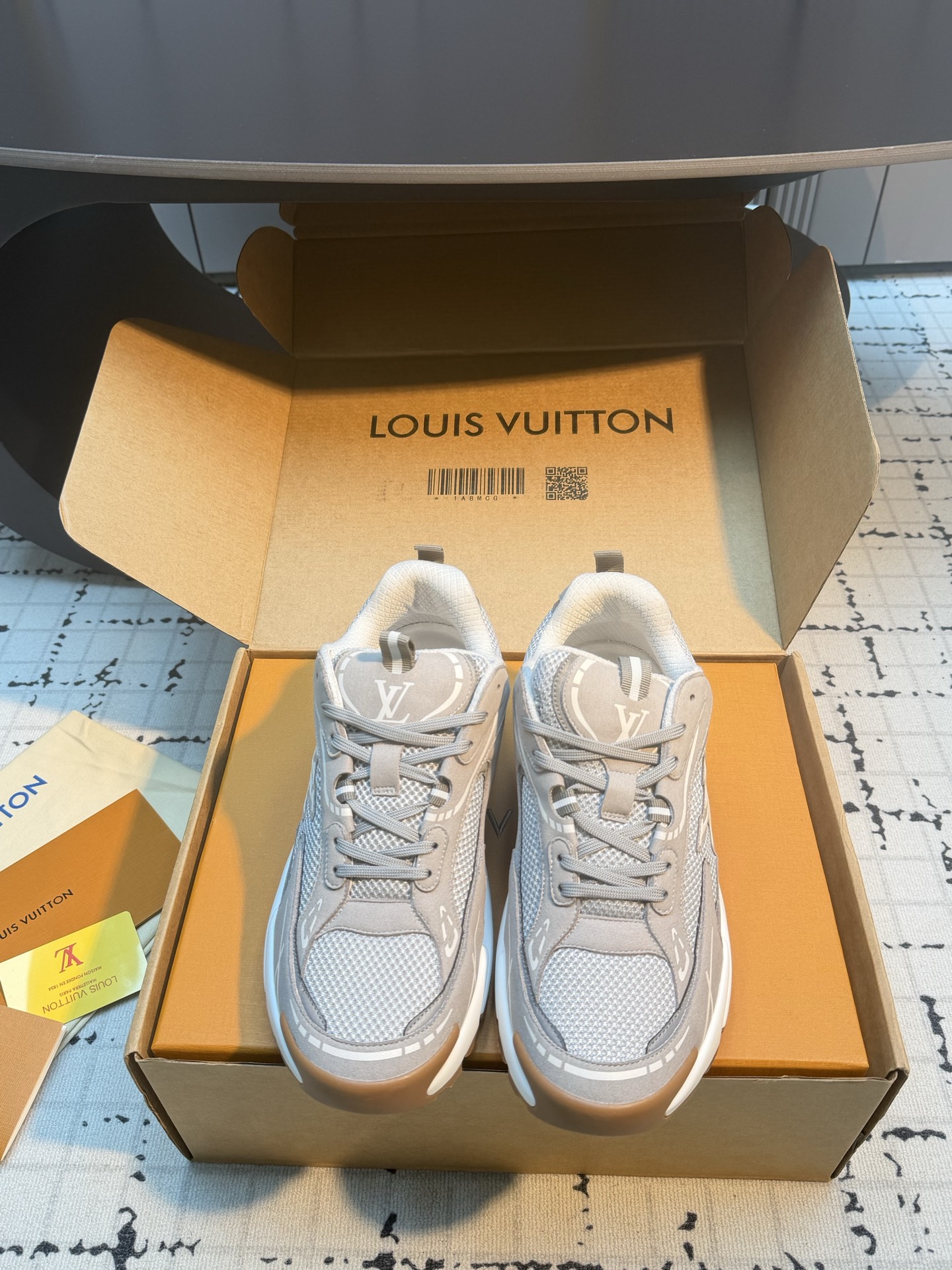 NO:818815,Louis Vuitton Louis Vuitton LV Tatic Runner sneakers This shoe is one of LV's popular 'dad shoes' series in recent years, and it is also a new model launched during the period of Pharrell Williams. Compared with the traditional LV Trainer sneakers, its style is more outdoor and retro sports, and is more suitable for casual and street style wear. The upper is made of mesh cloth and technical fabrics, taking into account breathability and retro texture.  The side of the shoe is decorated with the eye-catching LV letter logo, and the word 'VUITTON' is printed on the heel. The sole is also embellished with Monogram floral elements for full recognition. The thick rubber outsole provides a good cushioning effect and has a built-in heightening effect; the shoe body is decorated with sports graffiti-style lines, with a dark blue + gray + white color scheme, which is versatile and textured. Size 39/45 (45 is customized and cannot be returned or exchanged), casual shoes/sports shoes, louis  vuitton,louis vuitton,louis vuitton,sneakers19860909Louis Vuitton路易威登 LV Tatic Runner 运动鞋 这款鞋是LV近年热门的“老爹鞋”系列之一,也是Pharrell Williams主理时期推出的新款,相比传统的LV Trainer板鞋,它的风格更偏向户外、复古运动,更适合搭配休闲、街头风穿搭. 采用网眼布与科技面料拼接打造鞋面,兼顾透气性与复古质感. 鞋身侧面饰有醒目的LV字母标识,后跟印有“VUITTON”字样,鞋底还点缀了Monogram花卉元素,辨识度拉满. 厚底橡胶外底提供了良好的缓震效果,同时自带增高效果；鞋身线条带有运动涂鸦风格的线条装饰,搭配深蓝+灰+白的配色,百搭又显质感. 码数39/45（45定做不退不换）,休闲鞋/运动鞋,louis vuitton,louis vuitton,louis vuitton,sneakers,Women's Shoes