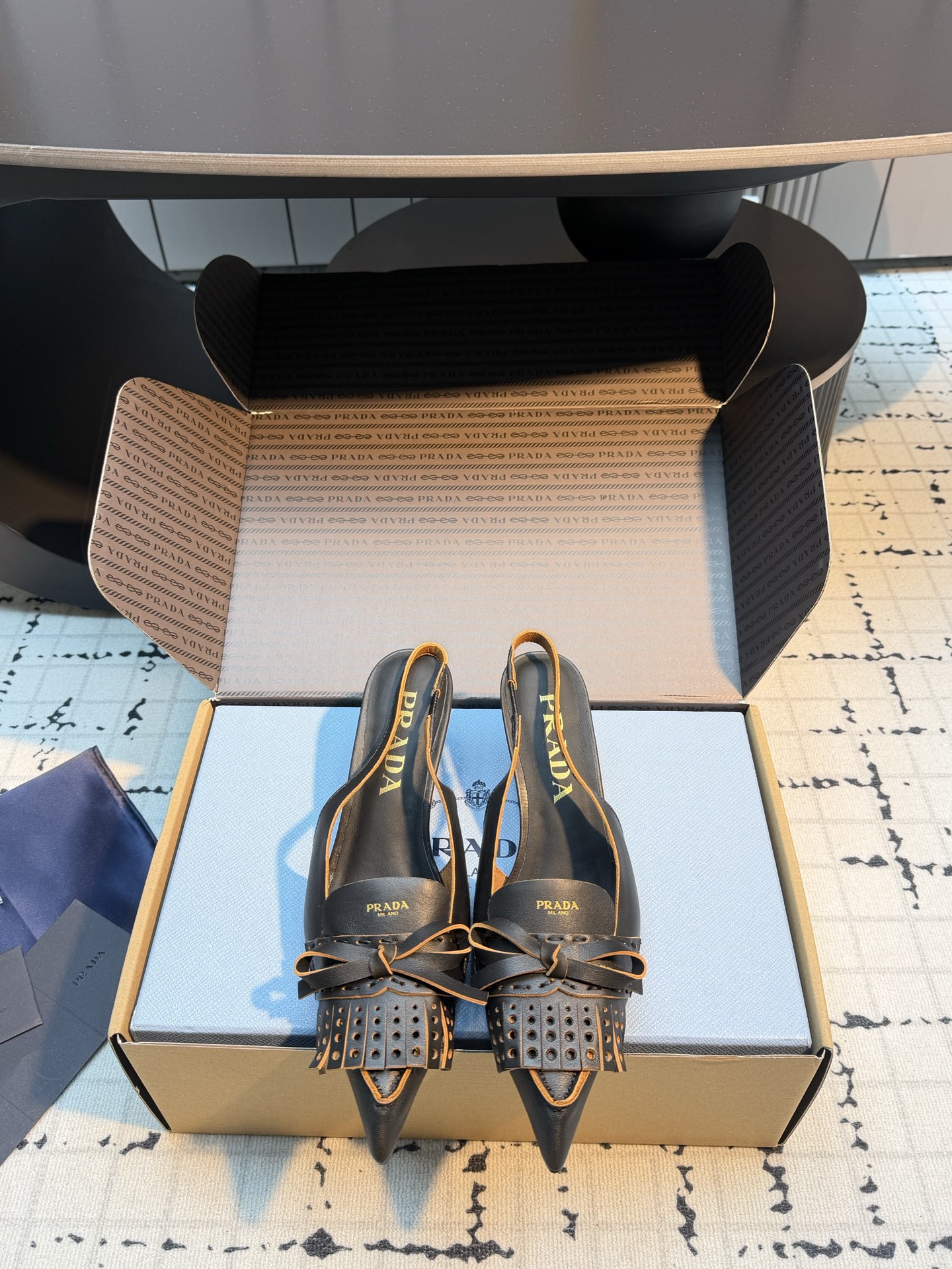 NO:818797,PRAD*26ss new summer high-heeled shoes with tassel bow pointed toe. The hollow tassels and delicate bow straps on the toe break the stereotype of traditional pointy shoes. They have a sweet and cool contrast, which can not only control the smart style of commuting in the workplace, but also adapt to the gentle style of daily dating. The pointed toe design effectively lengthens the leg line, and the back strap design takes into account the convenience of putting on and taking off and the stability of walking. It is comfortable and does not wear on the feet, and there is no pressure when wearing it for a long time.  Upper cowhide, lining sheepskin, outsole Italian leather outsole, heel height 5.5cm, size 35/42 (40.41.42 custom made, non-returnable, non-exchangeable), high heels and sandals, prada, sandals, high heels, cowhide, sheepskin, Leather soles19860909PRAD*26ss夏季新款流苏蝴蝶结尖头后空高跟鞋 鞋头的镂空流苏与精致蝴蝶结饰带,打破了传统尖头鞋的刻板印象,自带甜酷反差感,既能驾驭职场通勤的干练造型,也能适配日常约会的温柔风格. 尖头设计有效拉长腿部线条,后空带设计兼顾了穿脱的便利性与行走的稳定性,上脚舒适不磨脚,长时间穿着也无压力. 鞋面牛皮 内里羊皮 大底意大利真皮大底 跟高5.5cm 码数35/42（40.41.42定做不退不换）,高跟鞋凉鞋,prada,sandals,high heels,cowhide,sheepskin,Leather soles,Women's Shoes