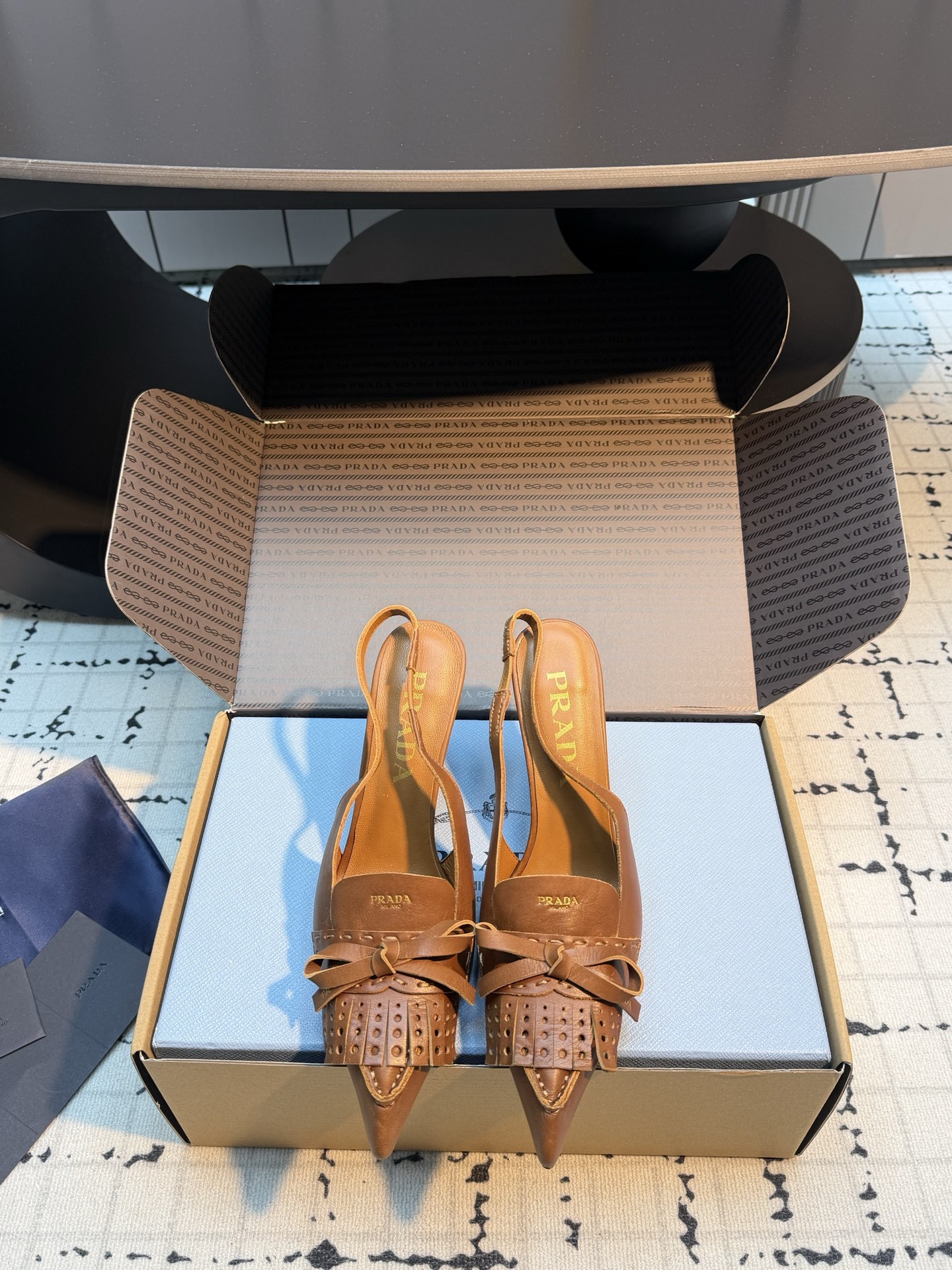 NO:818803,PRAD*26ss new summer high-heeled shoes with tassel bow pointed toe. The hollow tassels and delicate bow straps on the toe break the stereotype of traditional pointy shoes. They have a sweet and cool contrast, which can not only control the smart style of commuting in the workplace, but also adapt to the gentle style of daily dating. The pointed toe design effectively lengthens the leg line, and the back strap design takes into account the convenience of putting on and taking off and the stability of walking. It is comfortable and does not wear on the feet, and there is no pressure when wearing it for a long time.  Upper cowhide, lining sheepskin, outsole Italian leather outsole, heel height 8.5cm, size 35/42 (40.41.42 custom made, non-returnable, non-exchangeable), high heels and sandals, prada, sandals, high heels, cowhide, sheepskin, Leather soles19860909PRAD*26ss夏季新款流苏蝴蝶结尖头后空高跟鞋 鞋头的镂空流苏与精致蝴蝶结饰带,打破了传统尖头鞋的刻板印象,自带甜酷反差感,既能驾驭职场通勤的干练造型,也能适配日常约会的温柔风格. 尖头设计有效拉长腿部线条,后空带设计兼顾了穿脱的便利性与行走的稳定性,上脚舒适不磨脚,长时间穿着也无压力. 鞋面牛皮 内里羊皮 大底意大利真皮大底 跟高8.5cm 码数35/42（40.41.42定做不退不换）,高跟鞋凉鞋,prada,sandals,high heels,cowhide,sheepskin,Leather soles,Women's Shoes