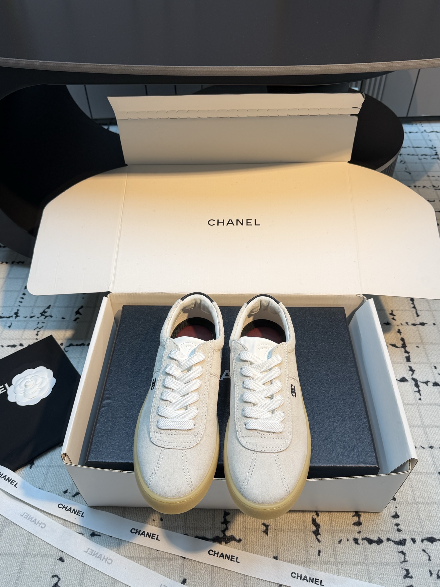 NO:818792,Chane*26SS early spring new retro moral training sneakers. This pair of Chanel moral training sneakers is a treasure model that has 'low-key and noble' engraved in the DNA. It is also an evergreen model in this year's shoe cabinet. It has a matte soft light texture, is soft and weighty on the hand, and has a more timeless taste on the foot. After wearing it for a long time, it can also precipitate a retro texture that is unique to you.  From daily commuting to weekend outings, from casual style to casual style, this pair of shoes can be seamlessly connected, quietly wearing the effortless French sense of relaxation into every scene of life, and you can't go wrong when you close your eyes. Upper cow suede, lining sheepskin, TPU outsole, heel height 2.5cm, size 35/41 (40.41 custom-made, non-returnable, non-exchangeable), casual shoes/sports shoes, chanel, sneakers, sheepskin19860909Chane*26SS早春新款复古德训板鞋 这双Chanel德训板鞋,是把“低调显贵”刻DNA里的宝藏款,也是今年鞋柜里的常青款.自带雾面柔光质感,上手软糯有分量,上脚更是越穿越有味道,穿久了也能沉淀出独属于你的复古质感. 从日常通勤到周末出游,从休闲风到轻熟风,这双鞋都能无缝衔接,把不费力的法式松弛感,悄悄穿进生活的每一个场景里,闭眼入都不会出错. 鞋面牛反绒 内里羊皮 大底TPU大底 跟高2.5cm 码数35/41（40.41定做不退不换）,休闲鞋/运动鞋,chanel,sneakers,sheepskin,Women's Shoes