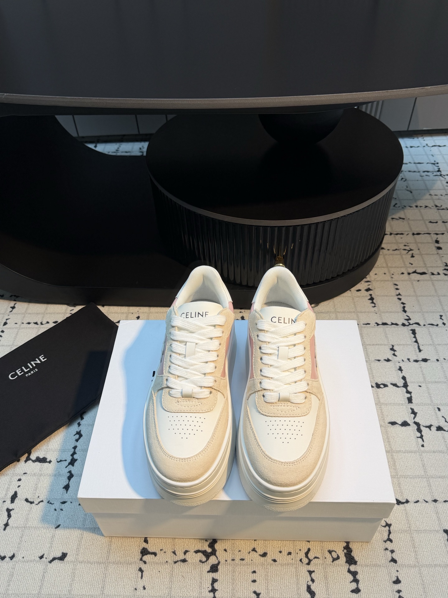 NO:819577,CELINE's 2026 spring and summer new logo lace-up thick-soled casual shoes, height-increasing white shoes. Simple and comfortable, clean and neat, heightening and showing thin legs. Whether worn alone or paired with wide-leg pants, high street and retro, let's make CELINE girls together. The upper is imported first-layer cowhide, the lining is original, and the outsole is original 1:1 molded outsole.  Size 35/40 (40 is custom-made and cannot be returned or exchanged), casual shoes/sports shoes, celine, celine, sneakers, cowhide19860909CELINE赛琳 2026春夏新款徽标系带厚底休闲鞋增高小白鞋 简单舒服,干净利落,增高显腿细,无论是单穿还是搭配阔腿裤,高街又复古一起来做CELINE女孩 鞋面进口头层牛皮 内里原版内里 大底原版1:1开模大底 码数35/40（40订做不退不换）,休闲鞋/运动鞋,celine,celine,sneakers,cowhide,Women's Shoes