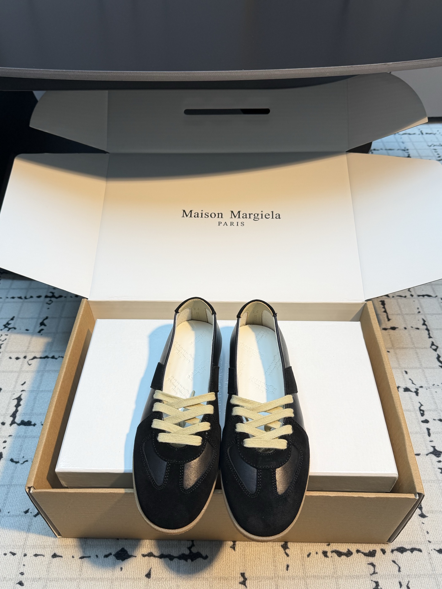 NO:819565,Purchasing-grade Maison Margiel*26ss new summer ballet training shoes. This ballet-style training shoe is based on the brand's iconic soft elements. It cleverly combines the retro training shoe shape with the light lines of ballet shoes, and has a relaxed and high-end atmosphere. It is suitable for a variety of styles, whether it is worn with casual jeans, commuter suit pants, or gentle skirts, it can be easily controlled, injecting a just the right sense of sophistication into the look.  Upper sheepskin/cow suede, lining sheepskin, original molded outsole, women's model 35/41 (customized at 40.41, non-refundable and non-exchangeable), men's model 39/45 (customized at 39.45, non-returnable and non-exchangeable). Picture counter required to synchronize airplane box packaging, ballet shoes, masion margiela, skirts, business suit, sheepskin19860909代购级马吉拉Maison Margiel*26ss夏季新款芭蕾德训鞋 这款芭蕾风德训鞋,以品牌标志性的柔美元素为基底,将复古德训鞋型与芭蕾鞋的轻盈线条巧妙融合,自带松弛又高级的氛围感. 搭配上它适配多种风格,无论是日常搭配休闲牛仔、通勤西装裤,还是搭配温柔裙装,都能轻松驾驭,为造型注入一抹恰到好处的精致感. 鞋面羊皮/牛反绒 内里羊皮 大底原版开模大底 女款35/41（40.41定做不退不换） 男款39/45（39.45定做不退不换） 需要图片专柜同步飞机盒包装,芭蕾舞鞋,masion margiela,skirts,business suit,sheepskin,Women's Shoes