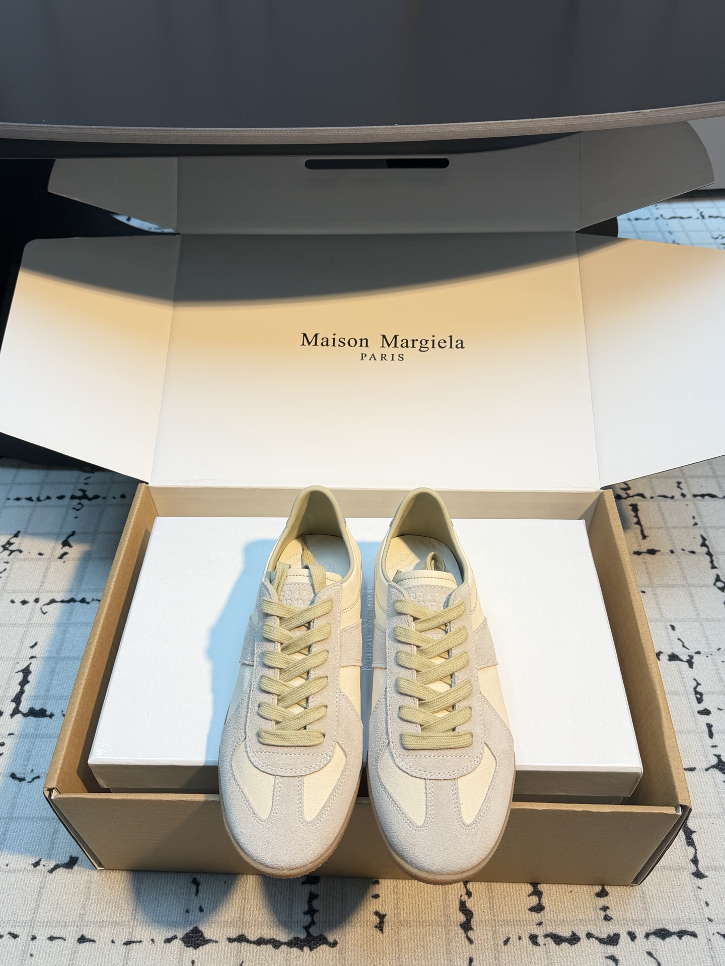 NO:819600,Purchasing-grade Maison Margiel*26ss summer new couple's moral training shoes. This retro moral training shoe is based on the brand's iconic soft elements. It cleverly combines the retro moral training shoe shape with the light lines of ballet shoes, and has a relaxed and high-end atmosphere. It is suitable for a variety of styles, whether it is worn with casual jeans, commuter suit pants, or gentle skirts, it can be easily managed, injecting a touch of sophistication into the look. Upper sheepskin/cow suede  Lined sheepskin outsole original molded outsole Women's model 35/41 (40.41 custom-made, non-refundable and non-exchangeable) Men's model 39/45 (39.45 custom-made, non-refundable and non-exchangeable) Requires picture counter to synchronize airplane box packaging, casual shoes/sports shoes, masion margiela, sneakers, skirts, business suit, sheepskin19860909代购级马吉拉Maison Margiel*26ss夏季新款情侣款德训鞋 这款复古德训鞋,以品牌标志性的柔美元素为基底,将复古德训鞋型与芭蕾鞋的轻盈线条巧妙融合,自带松弛又高级的氛围感. 搭配上它适配多种风格,无论是日常搭配休闲牛仔、通勤西装裤,还是搭配温柔裙装,都能轻松驾驭,为造型注入一抹恰到好处的精致感. 鞋面羊皮/牛反绒 内里羊皮 大底原版开模大底 女款35/41（40.41定做不退不换） 男款39/45（39.45定做不退不换） 需要图片专柜同步飞机盒包装,休闲鞋/运动鞋,masion margiela,sneakers,skirts,business suit,sheepskin,Women's Shoes