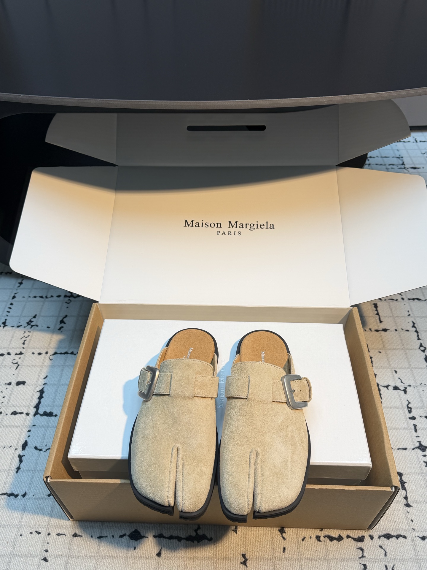 NO:819592,Purchasing agent Maison Margiel*26ss spring and summer new split toe Muller Birkenstock half drag  Split-toe Mule half-flops with a lazy and high-end feel are an atmospheric artifact for daily wear. The shoe shape is neat and relaxed, the lines are simple and elegant, and the slip-on design is casual and convenient, making daily outings completely effortless. The matching is very adaptable, whether it is paired with straight pants, casual pants or various lazy skirts, you can easily wear a casual and textured look, and can hold it for commuting, going out on the street, or short trips.  The foot feels soft and light, and it will not tire your feet when you wear it for a long time. The comfort is straight away. The metal buckle details on the shoe body are very good, simple and recognizable, and the low-key design reveals. The upper is cow suede and the lining is cowhide. The outsole is the original open mold. Women's model 35/41 (40.41 customized, non-refundable and non-exchangeable) Men's model 39/45 (39.45 custom-made, non-refundable and non-exchangeable)  Need picture counter to synchronize aircraft box packaging, semi-trailers, skirts, cowhide19860909代购级 Maison Margiel*26ss春夏新款分趾穆勒勃肯半拖 自带慵懒高级感的分趾穆勒半拖,是日常穿搭的氛围感神器.鞋型利落又松弛,线条简约大气,一脚蹬的设计随性又方便,日常出门完全不费劲.搭配上适配度超高,不管是搭配直筒裤、休闲裤还是各种慵懒风裙装,都能轻松穿出随性又有质感的造型,通勤、出街、短途出游都能hold住. 脚感软乎乎的,走路自带轻盈感,久穿也不会累脚,舒适感直接拉满.鞋身的金属扣细节很加分,简约又有辨识度,低调中透着设计感. 鞋面牛反绒 内里牛皮 大底原版开模大底 女款35/41（40.41定做不退不换） 男款39/45（39.45定做不退不换） 需要图片专柜同步飞机盒包装,半拖,skirts,cowhide,Women's Shoes