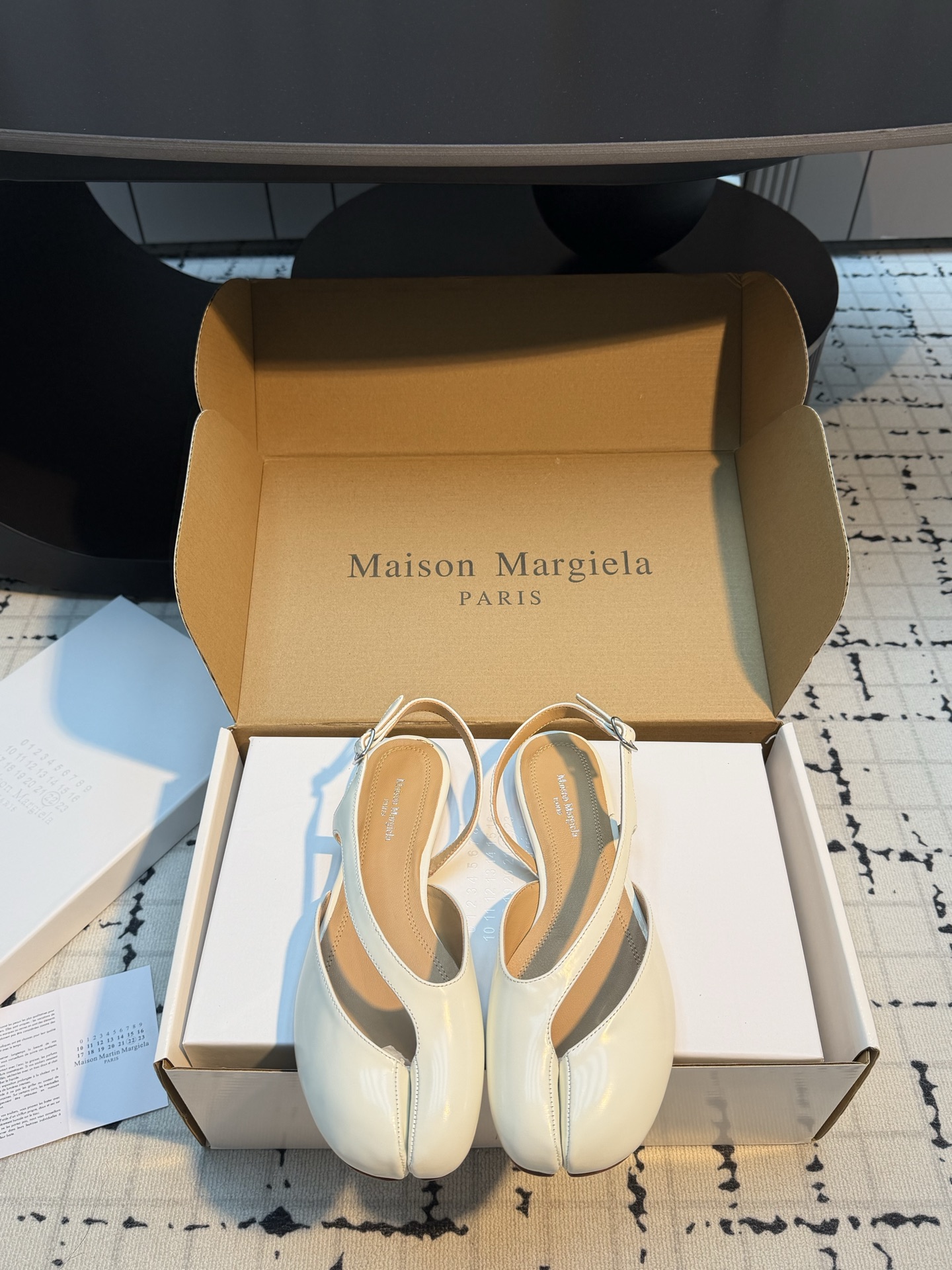 NO:871187,Maison Margiel*26SS new spring and summer new Chinese style split-toe shoes. The design of this shoe is really recognizable. The classic split-toe version has its own unique and fashionable style. It is matched with a gentle and elegant printing texture, which weakens the heavy feeling and adds a bit of Jiangnan poetic and agile temperament. The simple and neat line tailoring has its own effortless fashionable accent. It is niche and not easy to clash with the style, and it directly satisfies the aesthetic taste.  The details show exquisite texture everywhere, the lines are neat and delicate, the version modifies the foot shape, quietly hides the small flaws of the feet, gently shows the narrow feet, and makes the feet slender and delicate. Cowhide upper, sheepskin lining, genuine leather outsole, size 35/40 (customized for 40, non-returnable, non-exchangeable), sandals, sandals, cowhide, sheepskin, Leather soles19860909Maison Margiel*26SS 春夏新款新中式分趾鞋 这款鞋的设计真的太有辨识度了,经典分趾版型自带独特时髦格调,搭配温柔雅致的印花肌理,弱化了厚重感,多了几分江南诗意的灵动气质.简约利落的线条剪裁,都自带不费力的时髦腔调,小众又不容易撞款,审美品味直接拉满. 细节处处处彰显精致质感,走线工整细腻,版型修饰脚型,悄悄藏住脚部小缺点,温柔显脚窄、衬脚纤细秀气. 鞋面牛皮 内里羊皮 大底真皮大底 码数35/40（40定做不退不换）,凉鞋,sandals,cowhide,sheepskin,Leather soles,Women's Shoes