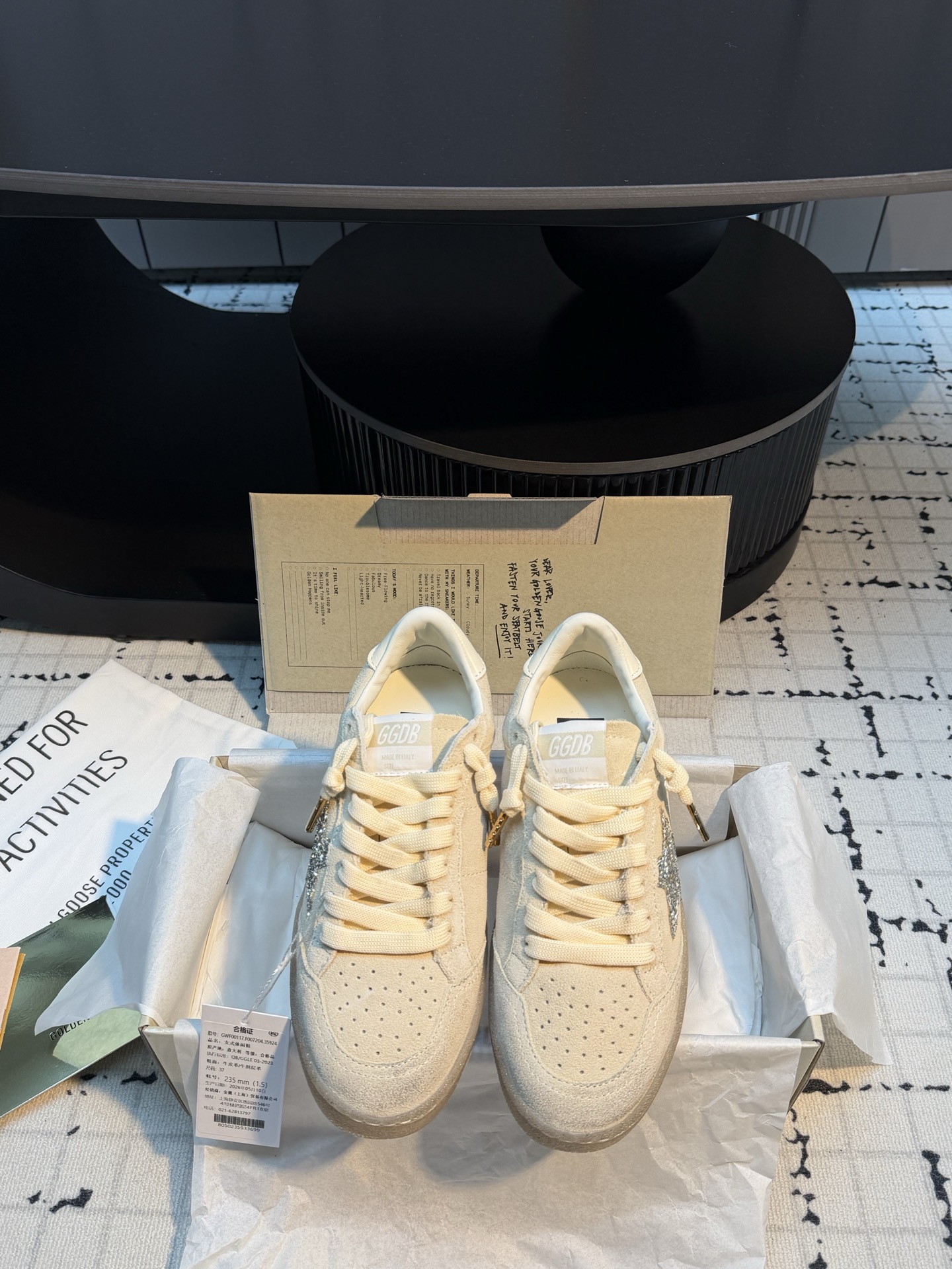 NO:873936,GGD*26ss new summer casual star dirty sneakers come with the brand's iconic distressed texture and inner height. They are easy to handle for small people and are highly adaptable. They can be easily worn with jeans, sweatpants or casual skirts. They can be worn for daily commuting or outings, giving them a relaxed Korean street feel. The upper foot feels soft and elastic, and the shoe shape fits the foot shape. The distressed rubber sole is non-slip and wear-resistant, and will not tire your feet after long-term wear. It is a versatile treasure that can be matched repeatedly.  Upper cowhide/cow suede, lining cowhide, outsole original molded outsole, heel height 4.5cm, size 35/40 (40 is custom made, non-returnable, non-exchangeable), casual shoes/sports shoes, sneakers, skirts, jeans, cowhide19860909GGD*26ss夏季新款休闲星星脏脏板鞋 自带品牌标志性的做旧质感,带有内增高,小个子轻松驾驭搭配上适配度超高,牛仔裤、运动裤或是休闲裙装都能轻松驾驭,不管是日常通勤还是出游,都能穿出松弛的韩系街头感. 上脚脚感软弹舒适,鞋型贴合脚型,做旧橡胶底防滑耐磨,久穿也不会累脚,是能反复搭配的百搭宝藏款. 鞋面牛皮/牛反绒 内里牛皮 大底原版开模大底 跟高4.5cm 码数35/40（40定做不退不换）,休闲鞋/运动鞋,sneakers,skirts,jeans,cowhide,Women's Shoes