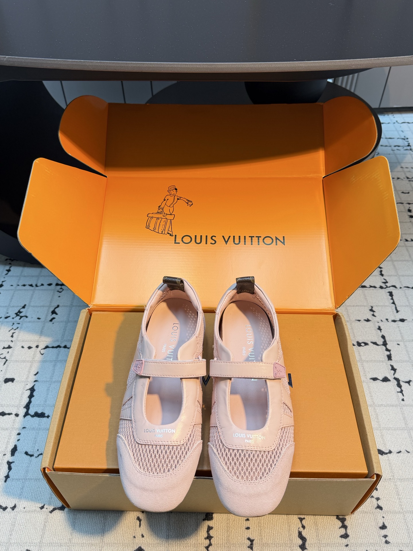 NO:873947,Louis Vuitto* new spring and summer retro moral training casual shoes  The retro Dexun model with its own gentle filter directly fills the relaxed atmosphere. The shoe body continues the classic low-cut lines and splicing design of Dexun shoes, without unnecessary fancy elements, and only relies on the clean and neat silhouette to create a low-key texture. From light blue, soft pink to milky white and other gentle colors, each style has its own sense of freshness, and can be easily adapted to various items such as jeans, skirts, casual pants, etc. in the wardrobe to create an effortless sense of daily fashion.  The foot feels soft and comfortable, and the flat-soled design puts no burden on the feet. It can be easily held during daily commuting or shopping, and it will not tire your feet after long-term wear. Whether it is paired with casual wear or light commuting style, it can inject a gentle and casual temperament into the overall outfit. Upper cowhide/cloth, inner lining TPU outsole Size 35/41 (40.41 custom-made, non-returnable, non-exchangeable), casual shoes/sneakers half-flops, louis  vuitton,sneakers,skirts,jeans,cowhide19860909Louis Vuitto*春夏新款复古德训休闲鞋 自带温柔滤镜的复古德训款,把松弛的氛围感直接拉满.鞋身延续了德训鞋经典的低帮线条与拼接设计,没有多余的花哨元素,只靠干净利落的版型营造出低调的质感.从浅蓝、柔粉到奶白等多种温柔色系可选,每一款都自带清新感,轻松适配衣柜里的牛仔裤、半裙、休闲裤等各种单品,打造毫不费力的日常时髦感. 脚感软弹舒适,平底设计上脚零负担,日常通勤、逛街暴走都能轻松hold住,久穿也不会磨脚累脚.无论是搭配休闲装还是轻通勤造型,都能为整体穿搭注入一丝温柔又随性的气质. 鞋面牛皮/布面 内里布里 大底TPU大底 码数35/41（40.41定做不退不换）,休闲鞋/运动鞋半拖,louis vuitton,sneakers,skirts,jeans,cowhide,Women's Shoes