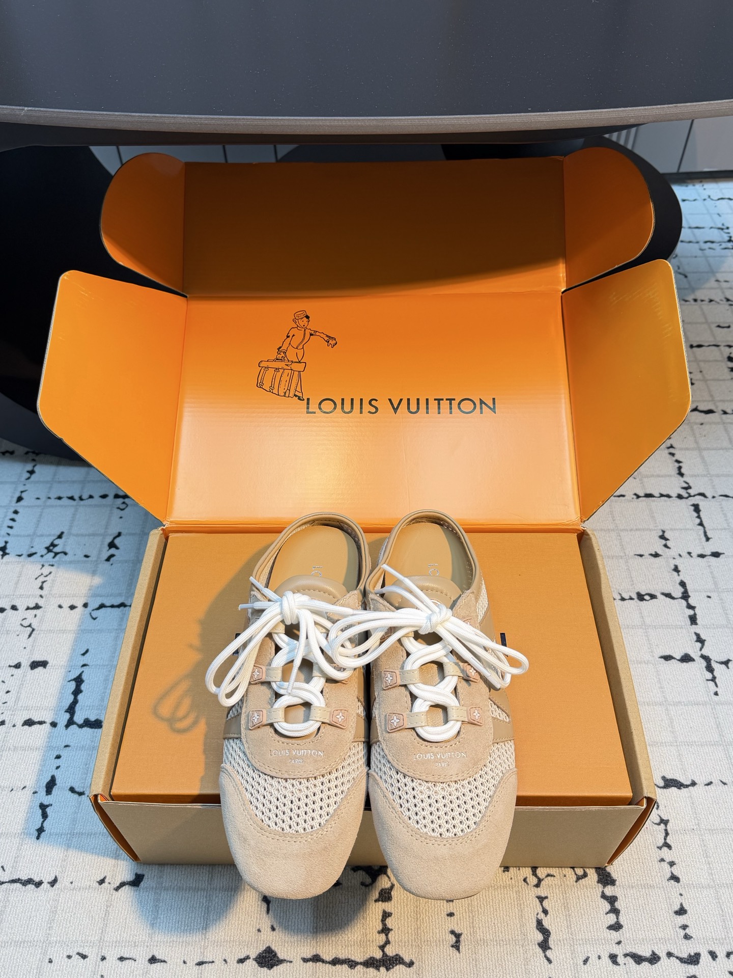NO:873895,Louis Vuitto* Spring/Summer New Retro Dexun Half-Drag A lazy half-drag with a relaxed atmosphere, it captures the essence of retro Dexun shoes just right. The heelless Muller design can be put on in one second without tying shoelaces, making it super worry-free when going out in a hurry or for daily wear. The body of the shoe retains the splicing lines and low-top version of the classic Dexun shoes, and comes with a retro college filter. It can easily look great with jeans, sweatpants or short skirts.  The upper foot is soft, and the flat-soled design does not feel any burden. It can be easily held during daily commuting and shopping, and it will not tire your feet after long-term wear. Upper cowhide/cloth, inner lining TPU outsole, size 35/41 (40.41 custom-made, non-returnable, non-exchangeable), casual shoes/sneakers, half-flop, louis vuitton, sneakers, skirts, jeans, cowhide19860909Louis Vuitto*春夏新款复古德训半拖 自带松弛氛围感的懒人半拖款,把复古德训鞋的精髓拿捏得刚刚好.无后跟的穆勒设计,不用系鞋带也能一秒上脚,出门赶时间或是日常穿搭都超省心.鞋身保留了经典德训鞋的拼接线条与低帮版型,自带复古学院滤镜,搭配牛仔裤、运动裤或是短裙都能轻松出彩. 上脚软乎乎的,平底设计没有一点负担感,日常通勤、逛街暴走都能轻松hold住,久穿也不会磨脚累脚. 鞋面牛皮/布面 内里布里 大底TPU大底 码数35/41（40.41定做不退不换）,休闲鞋/运动鞋半拖,louis vuitton,sneakers,skirts,jeans,cowhide,Women's Shoes