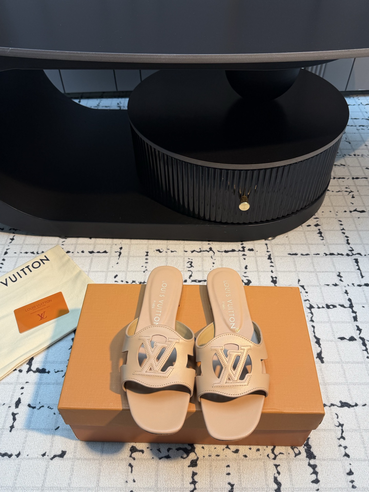 NO:903227,Louis Vuitton 2026 official website summer new round toe slippers with large logo letters, new mid-heeled sandals, official website updated simultaneously, decorated with embellishments, upper craftsmanship, full of details, visual feast that can hardly conceal the elegant temperament of LV, comfortable and easy to wear, full of femininity. The new original reverse mold last, the ultimate 1:1 shape, exquisite workmanship, and imported high-end fabrics show exquisite texture!  Fabric cowhide, lining high-quality soft sheepskin, foot pads, imported goatskin, outsole, Italian leather outsole, heel height 2cm/6.5cm, size 35/41 (40.41 custom made, non-returnable, non-exchangeable), slippers, louis vuitton, louis vuitton, sandals, slippers, cowhide, sheepskin, Leather soles19860909Louis Vuitton 2026官网夏季新款圆头带大Logo字母拖鞋 新品中跟凉鞋、官网同步更新 饰以点缀,鞋面工艺、细节感拉满、效果视觉盛宴难以掩饰lv的优雅气质刚刚好、上脚舒适好穿、女人味十足. 新原版倒模楦型,极致1:1形体,做工精致、进口高端面料呈现出精致质感！ 面料牛皮 内里优质柔软羊皮里 垫脚进口山羊皮 大底意大利真皮大底 跟高2cm/6.5cm 码数35/41（40.41定做不退不换）,拖鞋,louis vuitton,louis vuitton,sandals,slippers,cowhide,sheepskin,Leather soles,Women's Shoes