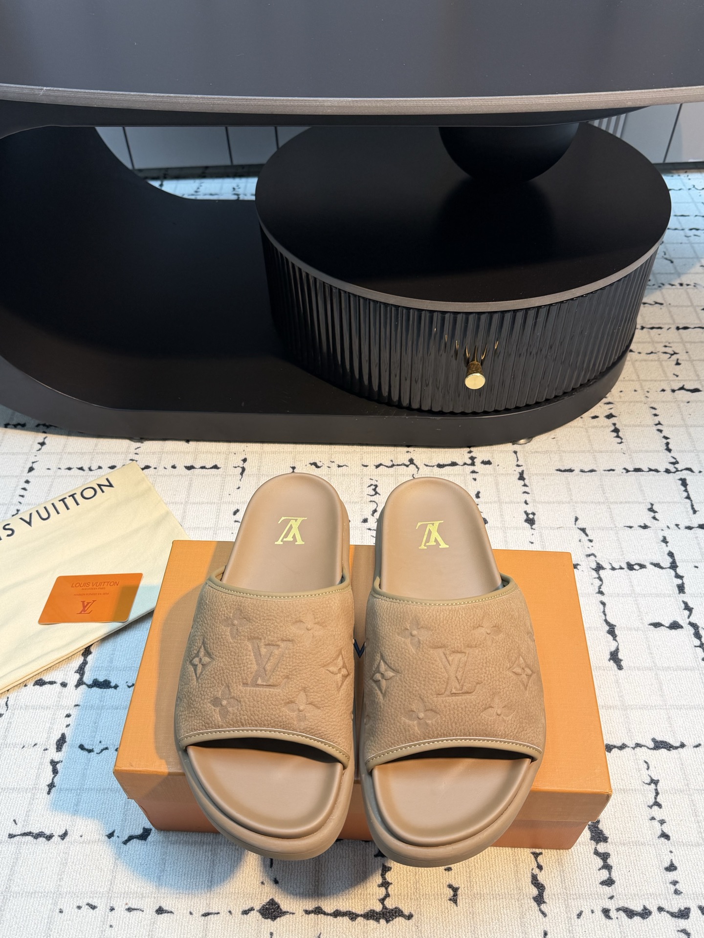 NO:903215,Louis Vuitton L Family Donkey Venice Series Men's Slippers with Embossed Logo This LV Venice sandal is made of mirrored cow leather, with adjustable shoelaces decorated with Yingze large buckles to create a casual and trendy style. One of the shoelaces with implicit embossed LV letters, lined with tough insoles and light rubber outsoles for a comfortable wearing experience. Fabric: Original imported first-layer cowhide, original custom-made sheepskin lining, original open-molded anti-slip foam material for the soles  Bottom thickness 3CM, size 38/46 (38.45.46 customized, non-refundable and non-exchangeable), slippers, louis vuitton, louis vuitton, louis vuitton, louis vuitton, slippers, cowhide, sheepskin19860909路易威登 L家 驴牌Venice系列 压花Logo一字男款拖鞋 本款 LV Venice 凉拖取材镜面牛皮革,以点缀莹泽大号搭扣的可调节鞋带塑就闲适潮流风范.LV 字母含蓄压印鞋带之一,加衬韧性鞋垫与轻盈橡胶外底成就舒适穿着体验 面料: 原版进口头层牛皮 内里原版定制羊皮里 鞋底原版开模防滑发泡材质 底厚3CM 码数38/46（38.45.46定做不退不换）,拖鞋,louis vuitton,louis vuitton,louis vuitton,louis vuitton,slippers,cowhide,sheepskin,Women's Shoes
