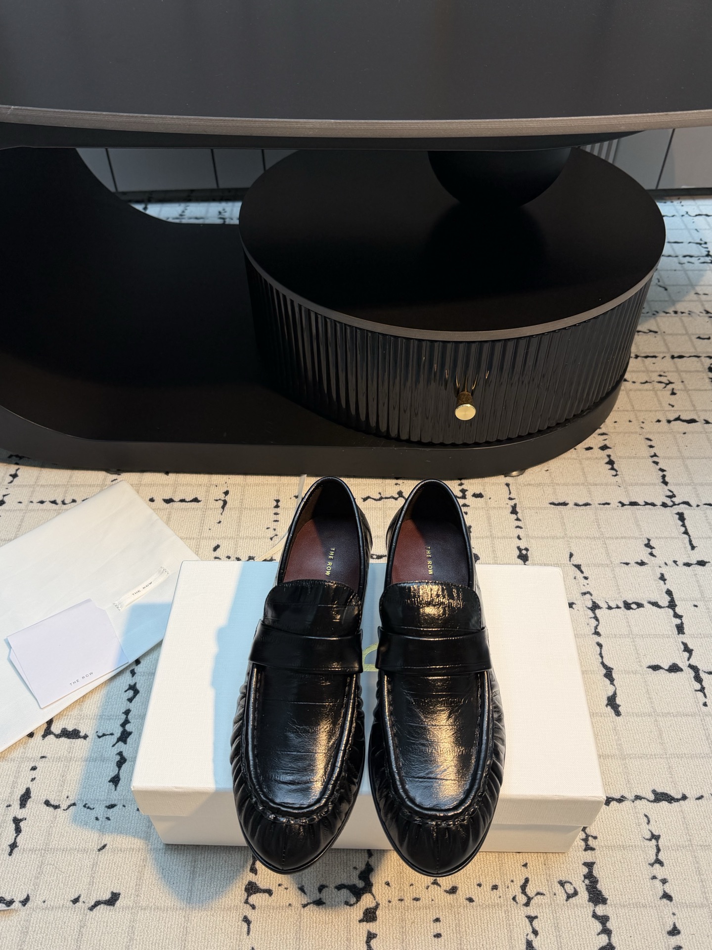 NO:903190,The high-quality the row pleated round-toe loafers feel really the most comfortable style I have ever worn. They are so soft!  People who are foot grinders must pick it up. It has a high-end yet simple feel. In fact, in addition to being good-looking, it is so comfortable that you can’t bear to take it off!  Paired with jeans, suit pants, and skirts, there is no sense of violation. The upper is customized with imported cowhide embossing. The lining is imported full-grain mixed sheepskin. The sole is genuine leather. The size is 35/41 (40.41 is customized and non-refundable). Single shoes, loafers, skirts, jeans, business suit, cowhide, sheepskin, Leather soles19860909高品质the row褶皱圆头乐福鞋 脚感真的是史上我穿过最最舒服的款式太柔软啦！磨脚星人一定要收了它 有一丢高级又简约的感觉其实除了好看以外它的舒适度真的是好穿到舍不得脱下来啦！搭配牛仔裤 西装裤 半身裙都毫无违和感 鞋面定制进口牛皮压纹 内里进口全粒面混种羊皮 鞋底真皮大底 码数35/41（40.41定做不退不换）,单鞋,loafers,skirts,jeans,business suit,cowhide,sheepskin,Leather soles,Women's Shoes