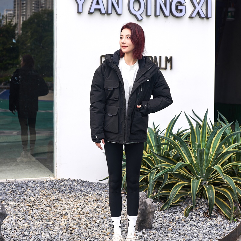 北面新款二代工装斜口袋拉链羽绒服.模特上身效果图.颜色:黑色,炭灰) 码