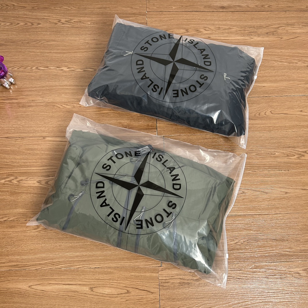 215💰
Stone Island 石头岛机能拉链单魔术贴勋章羽绒棉棉服
【实拍品质 放心入手】
面料采用高品质科技图层防风防雨设计 防寒升级 高密度面料 加棉加厚 3秒速热锁温 更加保暖 为你防寒保暖 保驾护航 400克行棉设计 保暖性不失普通羽绒服 性价比非常高 非常好养护 版型宽松立体感十足 上身舒服 非常亲肤 还原正品 版型更正 高品质 放心穿 没有臃肿 经典高街风格 百搭好看 任何身材 轻松驾驭 细节满满 
整个做工非常公整  2本针走线 整件多处双线重工缝纫工艺，正品羊毛刺绣标志 户外拉链设计 定制专属纽扣  精益求精 完美细节全套正品吊牌包装齐全 【水洗二维码 可进官网鉴定真伪 】还原正品辅料 正品包装  正品走线 做工精湛  无论从细节还是大货都是正品1：1做工 顶级🔝复刻版本 放心入手 闭眼买 喜欢就入 
【正品logo标志 清洗时建议拆卸 保证原版质感跟损害】
颜色；黑色
尺码 M —XXL
     衣长    胸围   肩宽
M   70      124        50
L    72      128       52
XL  74      132       54
XXL76      136        56
【手工测量误差2cm】