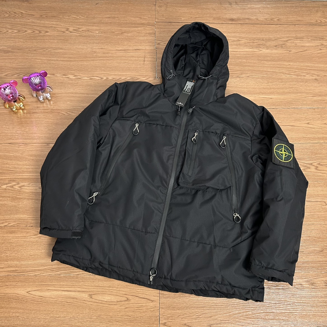 215💰
Stone Island 石头岛机能拉链单魔术贴勋章羽绒棉棉服
【实拍品质 放心入手】
面料采用高品质科技图层防风防雨设计 防寒升级 高密度面料 加棉加厚 3秒速热锁温 更加保暖 为你防寒保暖 保驾护航 400克行棉设计 保暖性不失普通羽绒服 性价比非常高 非常好养护 版型宽松立体感十足 上身舒服 非常亲肤 还原正品 版型更正 高品质 放心穿 没有臃肿 经典高街风格 百搭好看 任何身材 轻松驾驭 细节满满 
整个做工非常公整  2本针走线 整件多处双线重工缝纫工艺，正品羊毛刺绣标志 户外拉链设计 定制专属纽扣  精益求精 完美细节全套正品吊牌包装齐全 【水洗二维码 可进官网鉴定真伪 】还原正品辅料 正品包装  正品走线 做工精湛  无论从细节还是大货都是正品1：1做工 顶级🔝复刻版本 放心入手 闭眼买 喜欢就入 
【正品logo标志 清洗时建议拆卸 保证原版质感跟损害】
颜色；黑色
尺码 M —XXL
     衣长    胸围   肩宽
M   70      124        50
L    72      128       52
XL  74      132       54
XXL76      136        56
【手工测量误差2cm】