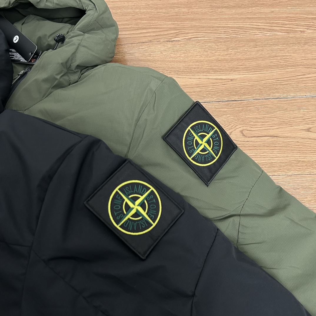 215💰
Stone Island 石头岛机能拉链单魔术贴勋章羽绒棉棉服
【实拍品质 放心入手】
面料采用高品质科技图层防风防雨设计 防寒升级 高密度面料 加棉加厚 3秒速热锁温 更加保暖 为你防寒保暖 保驾护航 400克行棉设计 保暖性不失普通羽绒服 性价比非常高 非常好养护 版型宽松立体感十足 上身舒服 非常亲肤 还原正品 版型更正 高品质 放心穿 没有臃肿 经典高街风格 百搭好看 任何身材 轻松驾驭 细节满满 
整个做工非常公整  2本针走线 整件多处双线重工缝纫工艺，正品羊毛刺绣标志 户外拉链设计 定制专属纽扣  精益求精 完美细节全套正品吊牌包装齐全 【水洗二维码 可进官网鉴定真伪 】还原正品辅料 正品包装  正品走线 做工精湛  无论从细节还是大货都是正品1：1做工 顶级🔝复刻版本 放心入手 闭眼买 喜欢就入 
【正品logo标志 清洗时建议拆卸 保证原版质感跟损害】
颜色；黑色
尺码 M —XXL
     衣长    胸围   肩宽
M   70      124        50
L    72      128       52
XL  74      132       54
XXL76      136        56
【手工测量误差2cm】