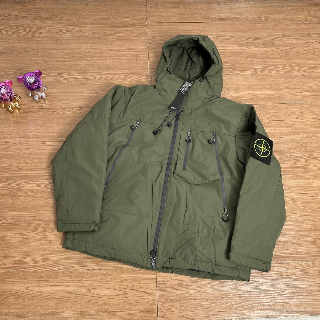 215💰
Stone Island 石头岛机能拉链单魔术贴勋章羽绒棉棉服
【实拍品质 放心入手】
面料采用高品质科技图层防风防雨设计 防寒升级 高密度面料 加棉加厚 3秒速热锁温 更加保暖 为你防寒保暖 保驾护航 400克行棉设计 保暖性不失普通羽绒服 性价比非常高 非常好养护 版型宽松立体感十足 上身舒服 非常亲肤 还原正品 版型更正 高品质 放心穿 没有臃肿 经典高街风格 百搭好看 任何身材 轻松驾驭 细节满满 
整个做工非常公整  2本针走线 整件多处双线重工缝纫工艺，正品羊毛刺绣标志 户外拉链设计 定制专属纽扣  精益求精 完美细节全套正品吊牌包装齐全 【水洗二维码 可进官网鉴定真伪 】还原正品辅料 正品包装  正品走线 做工精湛  无论从细节还是大货都是正品1：1做工 顶级🔝复刻版本 放心入手 闭眼买 喜欢就入 
【正品logo标志 清洗时建议拆卸 保证原版质感跟损害】
颜色；黑色
尺码 M —XXL
     衣长    胸围   肩宽
M   70      124        50
L    72      128       52
XL  74      132       54
XXL76      136        56
【手工测量误差2cm】