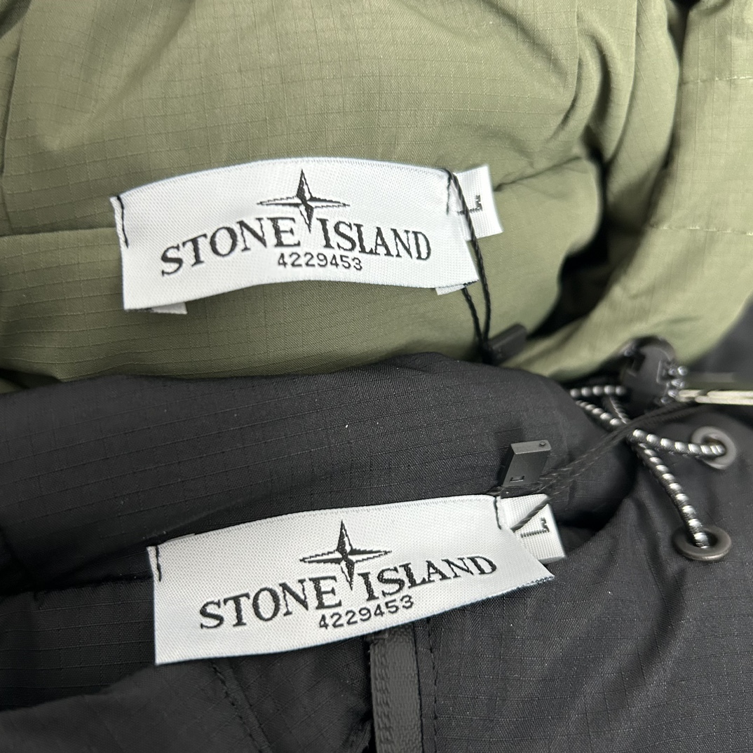 215💰
Stone Island 石头岛机能拉链单魔术贴勋章羽绒棉棉服
【实拍品质 放心入手】
面料采用高品质科技图层防风防雨设计 防寒升级 高密度面料 加棉加厚 3秒速热锁温 更加保暖 为你防寒保暖 保驾护航 400克行棉设计 保暖性不失普通羽绒服 性价比非常高 非常好养护 版型宽松立体感十足 上身舒服 非常亲肤 还原正品 版型更正 高品质 放心穿 没有臃肿 经典高街风格 百搭好看 任何身材 轻松驾驭 细节满满 
整个做工非常公整  2本针走线 整件多处双线重工缝纫工艺，正品羊毛刺绣标志 户外拉链设计 定制专属纽扣  精益求精 完美细节全套正品吊牌包装齐全 【水洗二维码 可进官网鉴定真伪 】还原正品辅料 正品包装  正品走线 做工精湛  无论从细节还是大货都是正品1：1做工 顶级🔝复刻版本 放心入手 闭眼买 喜欢就入 
【正品logo标志 清洗时建议拆卸 保证原版质感跟损害】
颜色；黑色
尺码 M —XXL
     衣长    胸围   肩宽
M   70      124        50
L    72      128       52
XL  74      132       54
XXL76      136        56
【手工测量误差2cm】