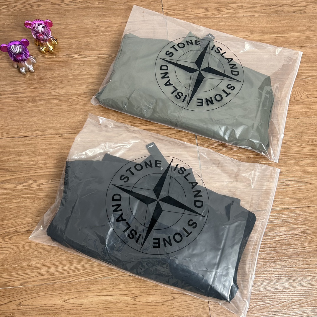 供130💰▪️另有升级版本150💰
Stone Island 石头岛cleanfit经典勋章飞行员机能户外外套
【甄选品质 实拍可见】
面料采用高品质防风防水优质冲锋衣面料  机能工装日系风十足 当季必备 非常保暖  版型超正 拒绝臃肿 面料质感非常棒 非常显高端当季必备 上身舒服 非常亲肤 百搭好看 经典高街风格  时尚大气 多拉链设计 金属拉链质感十足 定制染色螺纹 无色差 细节满满 实物拍摄 面料质感 一目了然 做工精湛 正品走线刺绣胸标设计 正品吊牌水洗主板齐全 无论是大货还是细节都是精益求精  
【保证标志质感 洗涤请拆卸袖标】
颜色；黑色 军绿 
尺码 M～XXL
尺码  衣长    胸围       肩宽
M       66      134       62
L        68      138       64
Xl       70      142       65
XXL    72      146       66