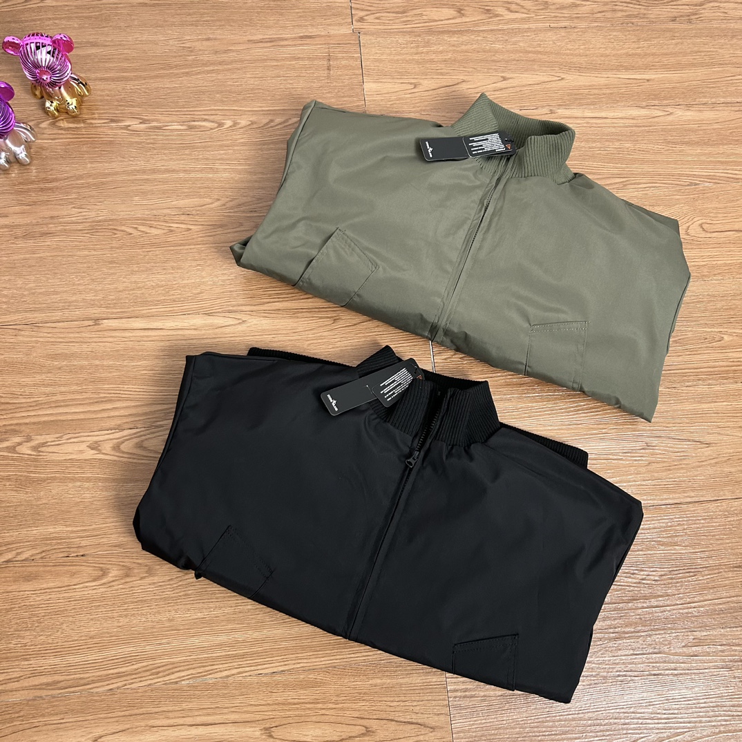 供130💰▪️另有升级版本150💰
Stone Island 石头岛cleanfit经典勋章飞行员机能户外外套
【甄选品质 实拍可见】
面料采用高品质防风防水优质冲锋衣面料  机能工装日系风十足 当季必备 非常保暖  版型超正 拒绝臃肿 面料质感非常棒 非常显高端当季必备 上身舒服 非常亲肤 百搭好看 经典高街风格  时尚大气 多拉链设计 金属拉链质感十足 定制染色螺纹 无色差 细节满满 实物拍摄 面料质感 一目了然 做工精湛 正品走线刺绣胸标设计 正品吊牌水洗主板齐全 无论是大货还是细节都是精益求精  
【保证标志质感 洗涤请拆卸袖标】
颜色；黑色 军绿 
尺码 M～XXL
尺码  衣长    胸围       肩宽
M       66      134       62
L        68      138       64
Xl       70      142       65
XXL    72      146       66