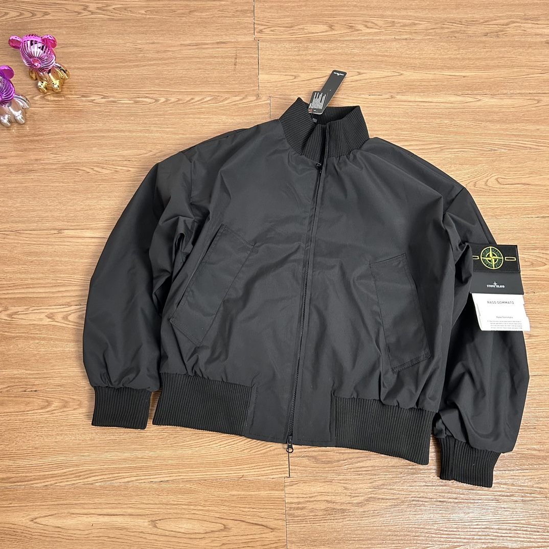 供130💰▪️另有升级版本150💰
Stone Island 石头岛cleanfit经典勋章飞行员机能户外外套
【甄选品质 实拍可见】
面料采用高品质防风防水优质冲锋衣面料  机能工装日系风十足 当季必备 非常保暖  版型超正 拒绝臃肿 面料质感非常棒 非常显高端当季必备 上身舒服 非常亲肤 百搭好看 经典高街风格  时尚大气 多拉链设计 金属拉链质感十足 定制染色螺纹 无色差 细节满满 实物拍摄 面料质感 一目了然 做工精湛 正品走线刺绣胸标设计 正品吊牌水洗主板齐全 无论是大货还是细节都是精益求精  
【保证标志质感 洗涤请拆卸袖标】
颜色；黑色 军绿 
尺码 M～XXL
尺码  衣长    胸围       肩宽
M       66      134       62
L        68      138       64
Xl       70      142       65
XXL    72      146       66