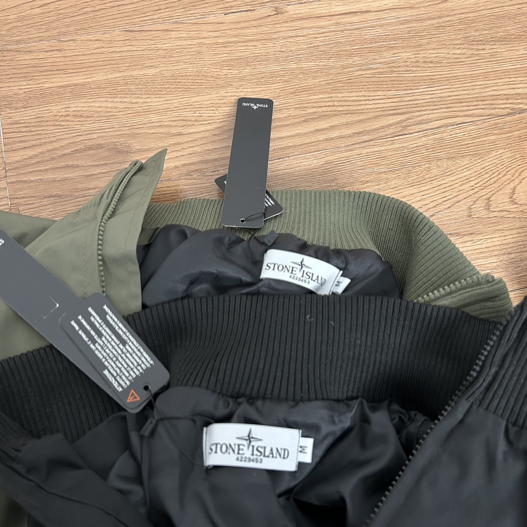 供130💰▪️另有升级版本150💰
Stone Island 石头岛cleanfit经典勋章飞行员机能户外外套
【甄选品质 实拍可见】
面料采用高品质防风防水优质冲锋衣面料  机能工装日系风十足 当季必备 非常保暖  版型超正 拒绝臃肿 面料质感非常棒 非常显高端当季必备 上身舒服 非常亲肤 百搭好看 经典高街风格  时尚大气 多拉链设计 金属拉链质感十足 定制染色螺纹 无色差 细节满满 实物拍摄 面料质感 一目了然 做工精湛 正品走线刺绣胸标设计 正品吊牌水洗主板齐全 无论是大货还是细节都是精益求精  
【保证标志质感 洗涤请拆卸袖标】
颜色；黑色 军绿 
尺码 M～XXL
尺码  衣长    胸围       肩宽
M       66      134       62
L        68      138       64
Xl       70      142       65
XXL    72      146       66