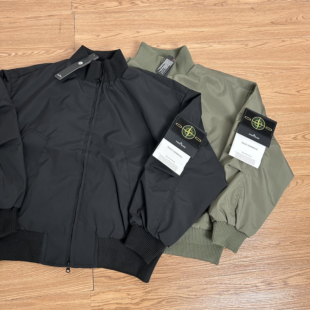 供130💰▪️另有升级版本150💰
Stone Island 石头岛cleanfit经典勋章飞行员机能户外外套
【甄选品质 实拍可见】
面料采用高品质防风防水优质冲锋衣面料  机能工装日系风十足 当季必备 非常保暖  版型超正 拒绝臃肿 面料质感非常棒 非常显高端当季必备 上身舒服 非常亲肤 百搭好看 经典高街风格  时尚大气 多拉链设计 金属拉链质感十足 定制染色螺纹 无色差 细节满满 实物拍摄 面料质感 一目了然 做工精湛 正品走线刺绣胸标设计 正品吊牌水洗主板齐全 无论是大货还是细节都是精益求精  
【保证标志质感 洗涤请拆卸袖标】
颜色；黑色 军绿 
尺码 M～XXL
尺码  衣长    胸围       肩宽
M       66      134       62
L        68      138       64
Xl       70      142       65
XXL    72      146       66