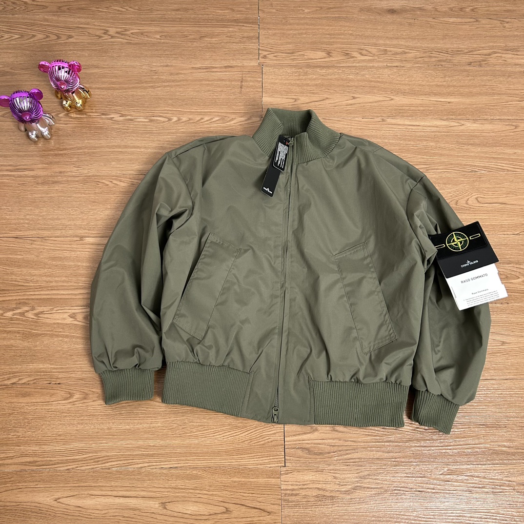 供130💰▪️另有升级版本150💰
Stone Island 石头岛cleanfit经典勋章飞行员机能户外外套
【甄选品质 实拍可见】
面料采用高品质防风防水优质冲锋衣面料  机能工装日系风十足 当季必备 非常保暖  版型超正 拒绝臃肿 面料质感非常棒 非常显高端当季必备 上身舒服 非常亲肤 百搭好看 经典高街风格  时尚大气 多拉链设计 金属拉链质感十足 定制染色螺纹 无色差 细节满满 实物拍摄 面料质感 一目了然 做工精湛 正品走线刺绣胸标设计 正品吊牌水洗主板齐全 无论是大货还是细节都是精益求精  
【保证标志质感 洗涤请拆卸袖标】
颜色；黑色 军绿 
尺码 M～XXL
尺码  衣长    胸围       肩宽
M       66      134       62
L        68      138       64
Xl       70      142       65
XXL    72      146       66