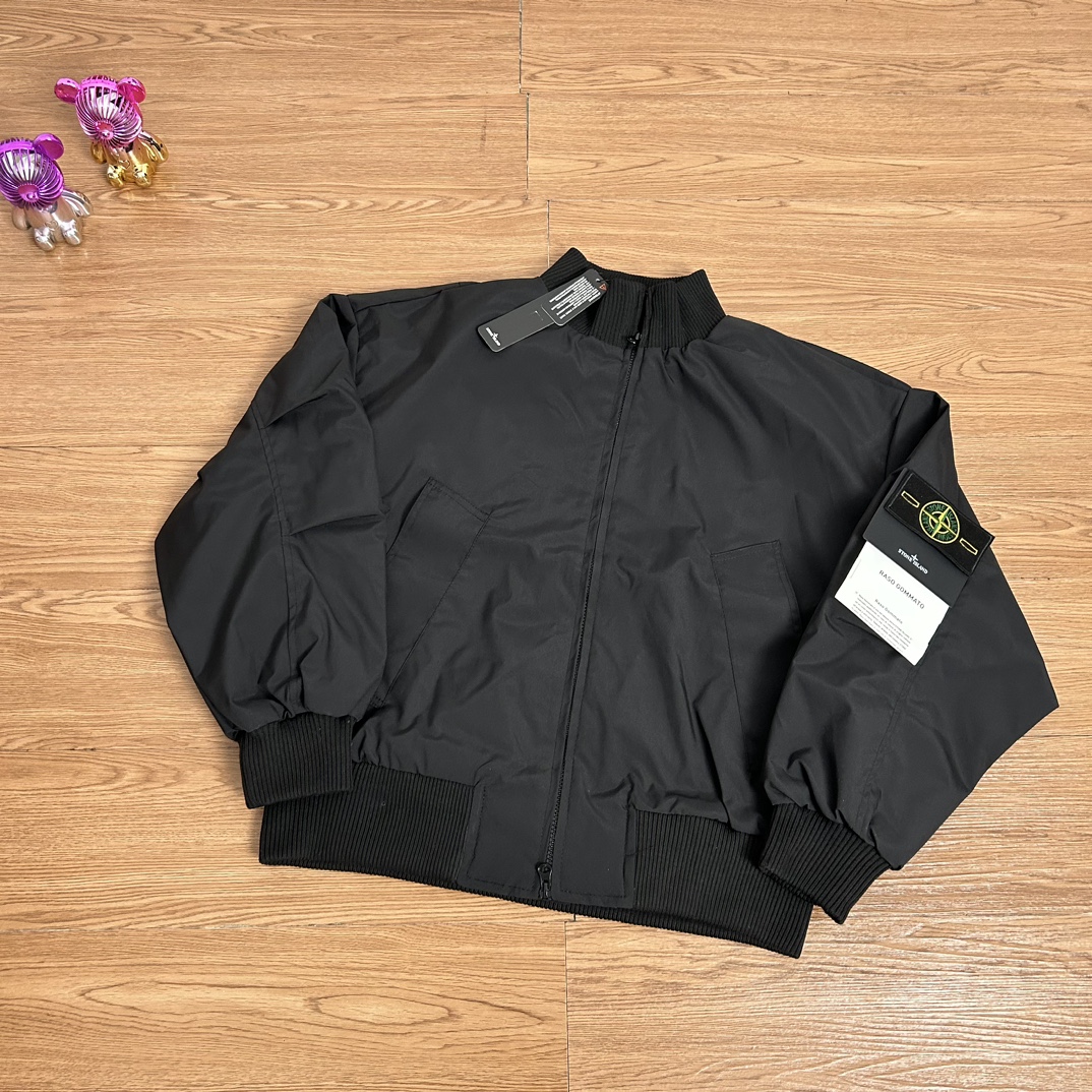 供130💰▪️另有升级版本150💰
Stone Island 石头岛cleanfit经典勋章飞行员机能户外外套
【甄选品质 实拍可见】
面料采用高品质防风防水优质冲锋衣面料  机能工装日系风十足 当季必备 非常保暖  版型超正 拒绝臃肿 面料质感非常棒 非常显高端当季必备 上身舒服 非常亲肤 百搭好看 经典高街风格  时尚大气 多拉链设计 金属拉链质感十足 定制染色螺纹 无色差 细节满满 实物拍摄 面料质感 一目了然 做工精湛 正品走线刺绣胸标设计 正品吊牌水洗主板齐全 无论是大货还是细节都是精益求精  
【保证标志质感 洗涤请拆卸袖标】
颜色；黑色 军绿 
尺码 M～XXL
尺码  衣长    胸围       肩宽
M       66      134       62
L        68      138       64
Xl       70      142       65
XXL    72      146       66