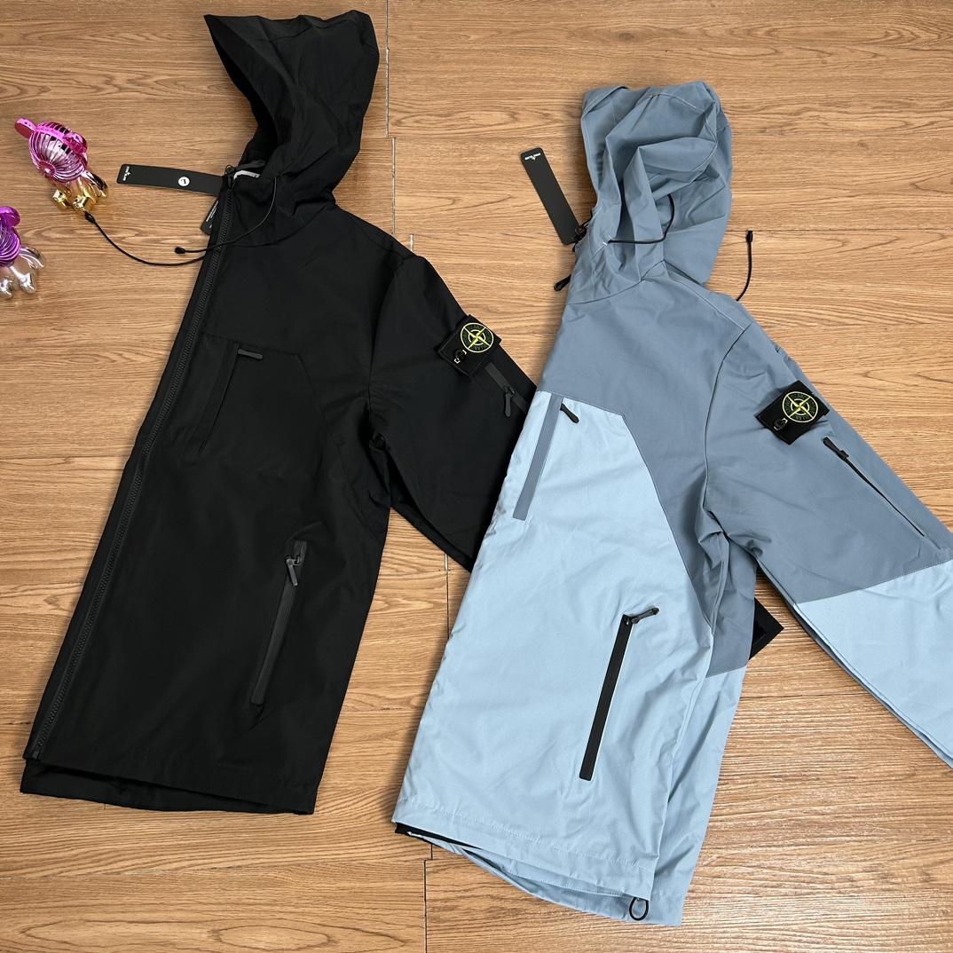 供140💰▪️另有升级版本160💰
Stone Island 石头岛拼接多拉链机能户外冲锋衣外套
【甄选品质 实拍可见】
面料采用高品质优质三防正品冲锋衣面料防雨防风设计 多处机能拉链设计 拼接设计 整件二本针走线 机能工装日系风十足 当季必备 版型超正 拒绝臃肿 面料质感非常棒 非常显高端当季必备 上身舒服 非常亲肤 百搭好看 经典高街风格  时尚大气 多拉链设计 户外机能拉链质感十足   细节满满 实物拍摄 面料质感 一目了然 做工精湛 正品走线 刺绣袖标设计 正品吊牌水洗主标齐全 【水洗可扫码进官网鉴定】无论是大货还是细节都是精益求精  
颜色；黑色 蓝色
尺码 M～XXL
尺码  衣长    袖长    胸围
M       72     64      120
L        74     65      124
Xl       76     66      128
XXL    78     67      132