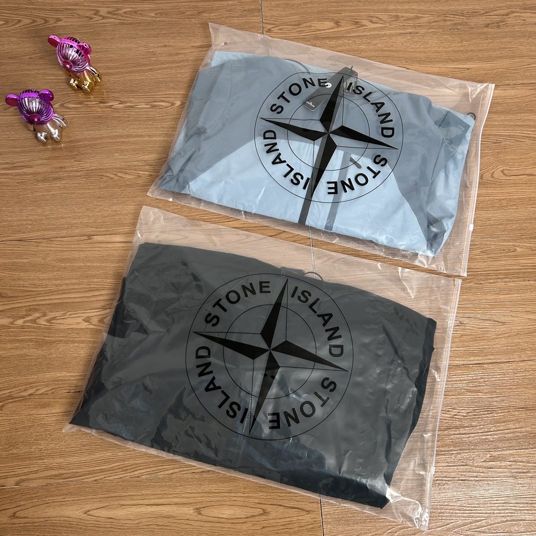供140💰▪️另有升级版本160💰
Stone Island 石头岛拼接多拉链机能户外冲锋衣外套
【甄选品质 实拍可见】
面料采用高品质优质三防正品冲锋衣面料防雨防风设计 多处机能拉链设计 拼接设计 整件二本针走线 机能工装日系风十足 当季必备 版型超正 拒绝臃肿 面料质感非常棒 非常显高端当季必备 上身舒服 非常亲肤 百搭好看 经典高街风格  时尚大气 多拉链设计 户外机能拉链质感十足   细节满满 实物拍摄 面料质感 一目了然 做工精湛 正品走线 刺绣袖标设计 正品吊牌水洗主标齐全 【水洗可扫码进官网鉴定】无论是大货还是细节都是精益求精  
颜色；黑色 蓝色
尺码 M～XXL
尺码  衣长    袖长    胸围
M       72     64      120
L        74     65      124
Xl       76     66      128
XXL    78     67      132