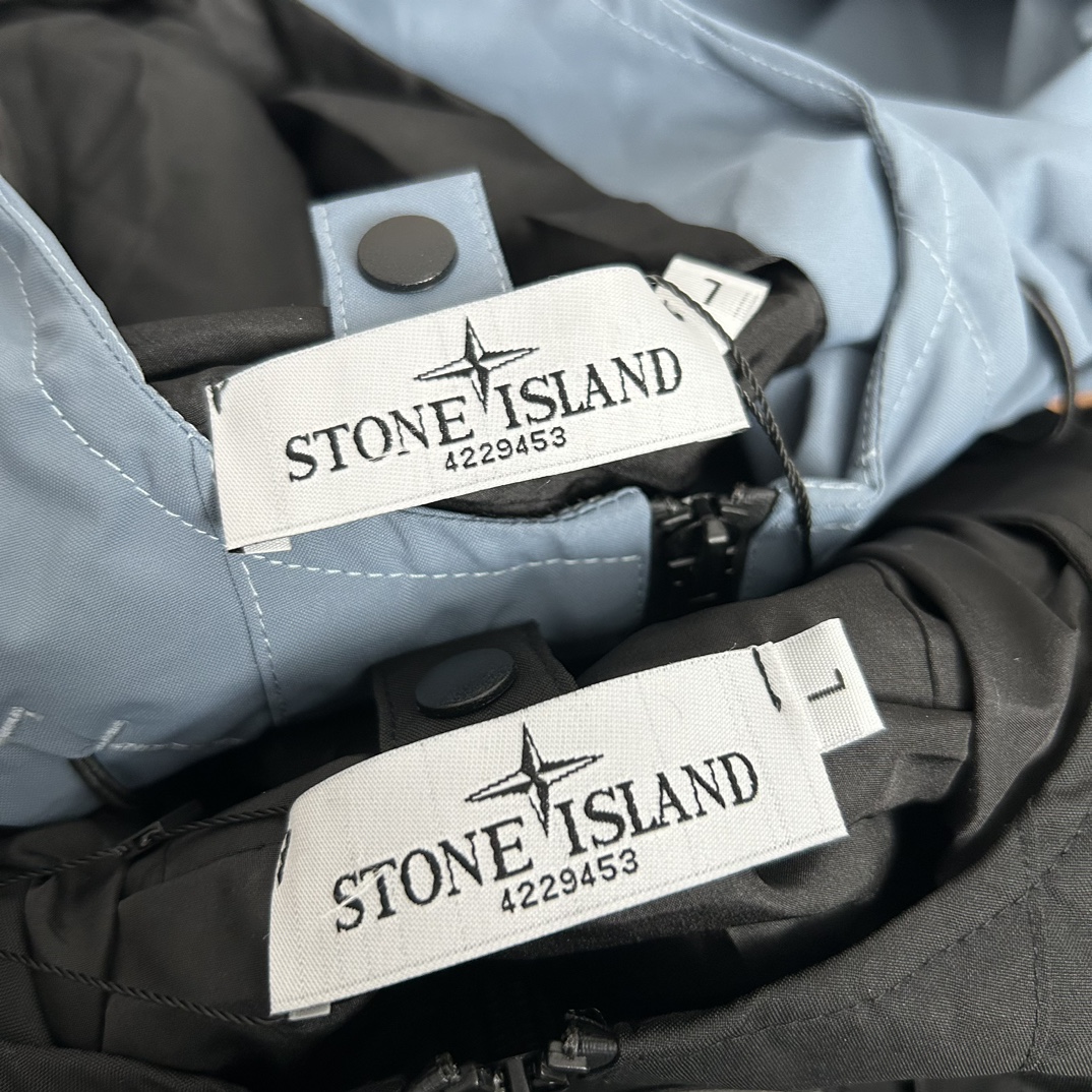 供140💰▪️另有升级版本160💰
Stone Island 石头岛拼接多拉链机能户外冲锋衣外套
【甄选品质 实拍可见】
面料采用高品质优质三防正品冲锋衣面料防雨防风设计 多处机能拉链设计 拼接设计 整件二本针走线 机能工装日系风十足 当季必备 版型超正 拒绝臃肿 面料质感非常棒 非常显高端当季必备 上身舒服 非常亲肤 百搭好看 经典高街风格  时尚大气 多拉链设计 户外机能拉链质感十足   细节满满 实物拍摄 面料质感 一目了然 做工精湛 正品走线 刺绣袖标设计 正品吊牌水洗主标齐全 【水洗可扫码进官网鉴定】无论是大货还是细节都是精益求精  
颜色；黑色 蓝色
尺码 M～XXL
尺码  衣长    袖长    胸围
M       72     64      120
L        74     65      124
Xl       76     66      128
XXL    78     67      132