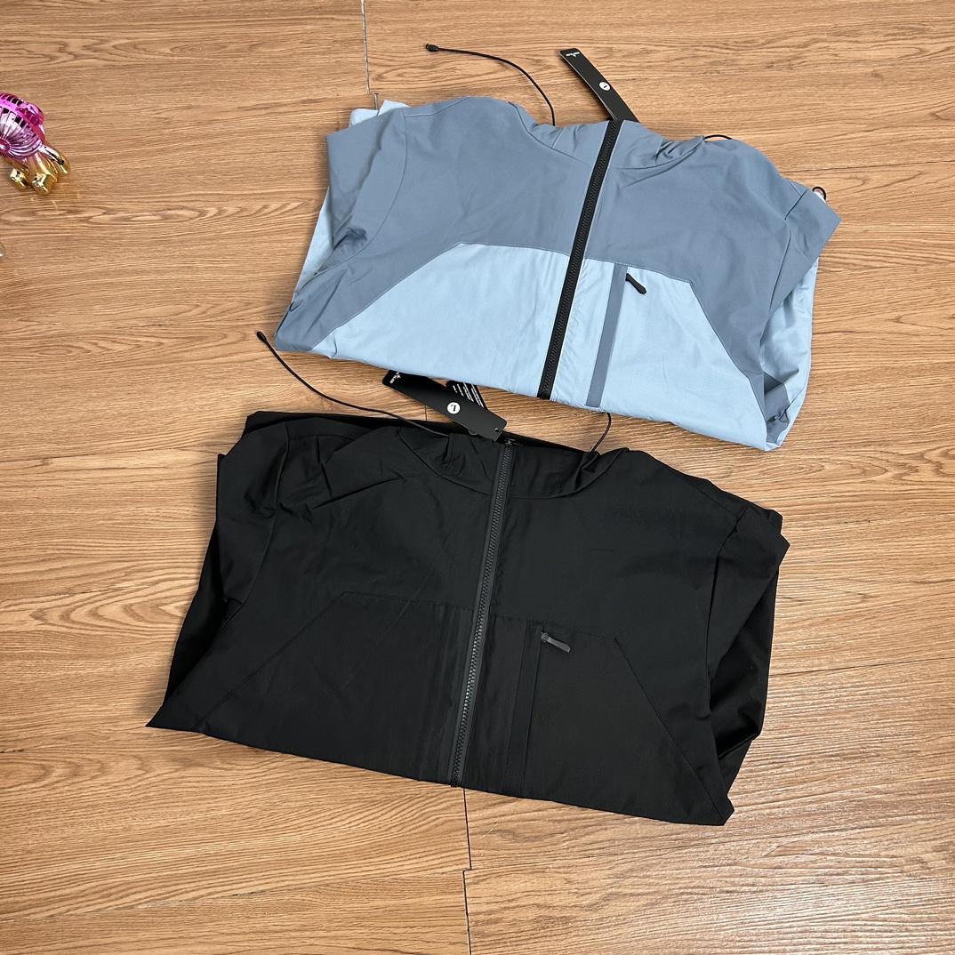 供140💰▪️另有升级版本160💰
Stone Island 石头岛拼接多拉链机能户外冲锋衣外套
【甄选品质 实拍可见】
面料采用高品质优质三防正品冲锋衣面料防雨防风设计 多处机能拉链设计 拼接设计 整件二本针走线 机能工装日系风十足 当季必备 版型超正 拒绝臃肿 面料质感非常棒 非常显高端当季必备 上身舒服 非常亲肤 百搭好看 经典高街风格  时尚大气 多拉链设计 户外机能拉链质感十足   细节满满 实物拍摄 面料质感 一目了然 做工精湛 正品走线 刺绣袖标设计 正品吊牌水洗主标齐全 【水洗可扫码进官网鉴定】无论是大货还是细节都是精益求精  
颜色；黑色 蓝色
尺码 M～XXL
尺码  衣长    袖长    胸围
M       72     64      120
L        74     65      124
Xl       76     66      128
XXL    78     67      132