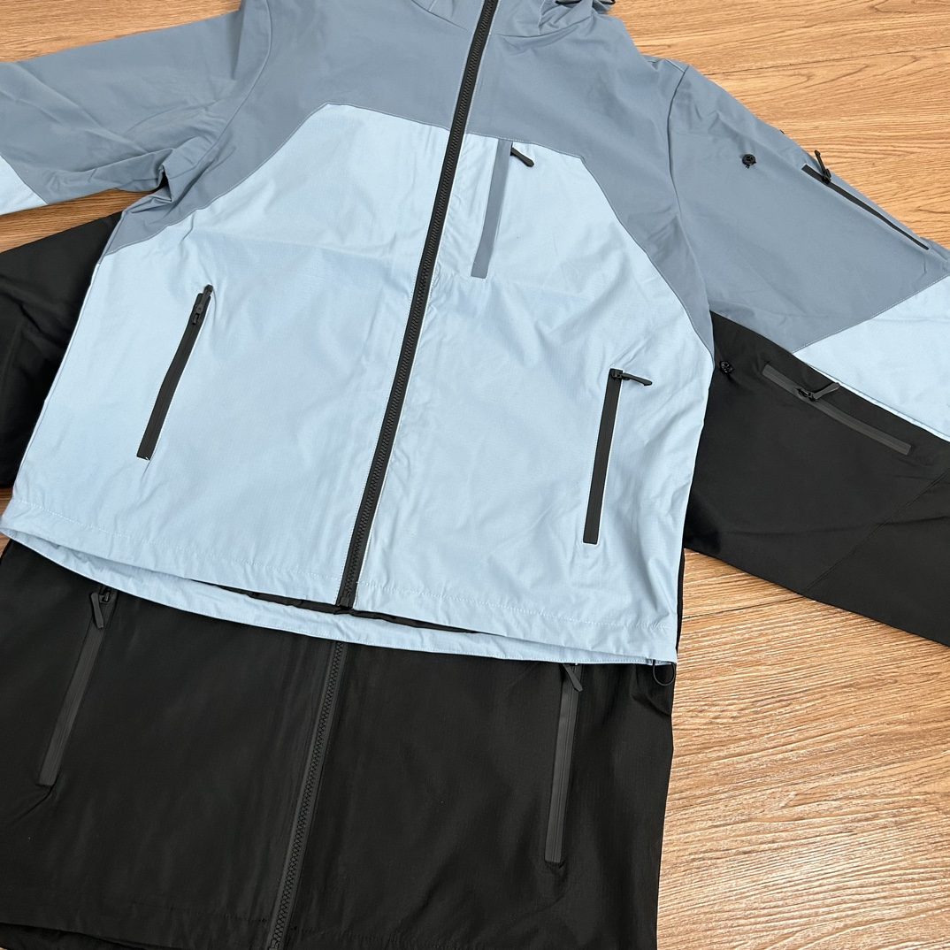 供140💰▪️另有升级版本160💰
Stone Island 石头岛拼接多拉链机能户外冲锋衣外套
【甄选品质 实拍可见】
面料采用高品质优质三防正品冲锋衣面料防雨防风设计 多处机能拉链设计 拼接设计 整件二本针走线 机能工装日系风十足 当季必备 版型超正 拒绝臃肿 面料质感非常棒 非常显高端当季必备 上身舒服 非常亲肤 百搭好看 经典高街风格  时尚大气 多拉链设计 户外机能拉链质感十足   细节满满 实物拍摄 面料质感 一目了然 做工精湛 正品走线 刺绣袖标设计 正品吊牌水洗主标齐全 【水洗可扫码进官网鉴定】无论是大货还是细节都是精益求精  
颜色；黑色 蓝色
尺码 M～XXL
尺码  衣长    袖长    胸围
M       72     64      120
L        74     65      124
Xl       76     66      128
XXL    78     67      132