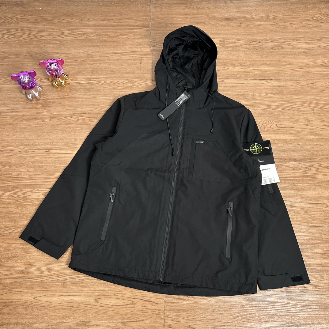 供140💰▪️另有升级版本160💰
Stone Island 石头岛拼接多拉链机能户外冲锋衣外套
【甄选品质 实拍可见】
面料采用高品质优质三防正品冲锋衣面料防雨防风设计 多处机能拉链设计 拼接设计 整件二本针走线 机能工装日系风十足 当季必备 版型超正 拒绝臃肿 面料质感非常棒 非常显高端当季必备 上身舒服 非常亲肤 百搭好看 经典高街风格  时尚大气 多拉链设计 户外机能拉链质感十足   细节满满 实物拍摄 面料质感 一目了然 做工精湛 正品走线 刺绣袖标设计 正品吊牌水洗主标齐全 【水洗可扫码进官网鉴定】无论是大货还是细节都是精益求精  
颜色；黑色 蓝色
尺码 M～XXL
尺码  衣长    袖长    胸围
M       72     64      120
L        74     65      124
Xl       76     66      128
XXL    78     67      132