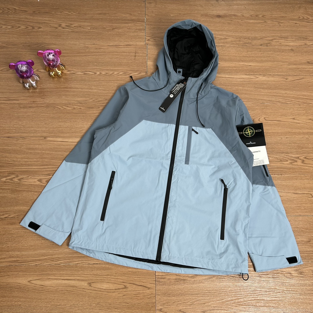 供140💰▪️另有升级版本160💰
Stone Island 石头岛拼接多拉链机能户外冲锋衣外套
【甄选品质 实拍可见】
面料采用高品质优质三防正品冲锋衣面料防雨防风设计 多处机能拉链设计 拼接设计 整件二本针走线 机能工装日系风十足 当季必备 版型超正 拒绝臃肿 面料质感非常棒 非常显高端当季必备 上身舒服 非常亲肤 百搭好看 经典高街风格  时尚大气 多拉链设计 户外机能拉链质感十足   细节满满 实物拍摄 面料质感 一目了然 做工精湛 正品走线 刺绣袖标设计 正品吊牌水洗主标齐全 【水洗可扫码进官网鉴定】无论是大货还是细节都是精益求精  
颜色；黑色 蓝色
尺码 M～XXL
尺码  衣长    袖长    胸围
M       72     64      120
L        74     65      124
Xl       76     66      128
XXL    78     67      132