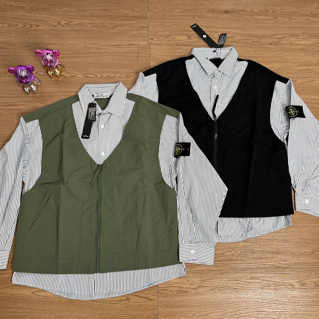 供120💰▪️另有升级版本140💰
Stone Island 石头岛拼接假两件一体式马甲衬衫外套
【甄选品质 实拍可见】
面料采用高品质优质正品尼龙马甲面料 衬衫采用涤棉面料  一体式设计 内搭外穿 整件二本针走线 机能工装日系风十足 当季必备 版型超正 拒绝臃肿 面料质感非常棒 非常显高端当季必备 上身舒服 非常亲肤 百搭好看 经典高街风格  时尚大气 多拉链设计 户外机能拉链质感十足   细节满满 实物拍摄 面料质感 一目了然 做工精湛 正品走线 刺绣袖标设计 正品吊牌水洗主标齐全 【水洗可扫码进官网鉴定】无论是大货还是细节都是精益求精  
颜色；黑色  绿色
尺码 M～XXL
尺码  衣长    袖长  胸围
M       73     53      58
L        75     54      60
Xl       77     55      62
XXL    79     56      64