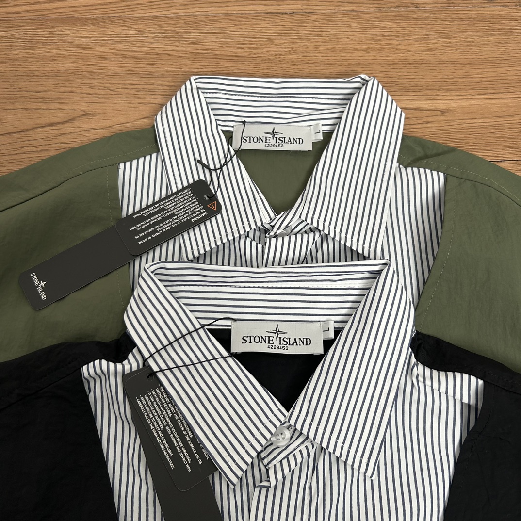 供120💰▪️另有升级版本140💰
Stone Island 石头岛拼接假两件一体式马甲衬衫外套
【甄选品质 实拍可见】
面料采用高品质优质正品尼龙马甲面料 衬衫采用涤棉面料  一体式设计 内搭外穿 整件二本针走线 机能工装日系风十足 当季必备 版型超正 拒绝臃肿 面料质感非常棒 非常显高端当季必备 上身舒服 非常亲肤 百搭好看 经典高街风格  时尚大气 多拉链设计 户外机能拉链质感十足   细节满满 实物拍摄 面料质感 一目了然 做工精湛 正品走线 刺绣袖标设计 正品吊牌水洗主标齐全 【水洗可扫码进官网鉴定】无论是大货还是细节都是精益求精  
颜色；黑色  绿色
尺码 M～XXL
尺码  衣长    袖长  胸围
M       73     53      58
L        75     54      60
Xl       77     55      62
XXL    79     56      64