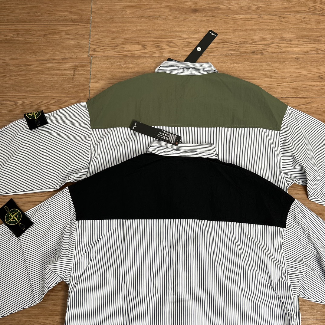 供120💰▪️另有升级版本140💰
Stone Island 石头岛拼接假两件一体式马甲衬衫外套
【甄选品质 实拍可见】
面料采用高品质优质正品尼龙马甲面料 衬衫采用涤棉面料  一体式设计 内搭外穿 整件二本针走线 机能工装日系风十足 当季必备 版型超正 拒绝臃肿 面料质感非常棒 非常显高端当季必备 上身舒服 非常亲肤 百搭好看 经典高街风格  时尚大气 多拉链设计 户外机能拉链质感十足   细节满满 实物拍摄 面料质感 一目了然 做工精湛 正品走线 刺绣袖标设计 正品吊牌水洗主标齐全 【水洗可扫码进官网鉴定】无论是大货还是细节都是精益求精  
颜色；黑色  绿色
尺码 M～XXL
尺码  衣长    袖长  胸围
M       73     53      58
L        75     54      60
Xl       77     55      62
XXL    79     56      64