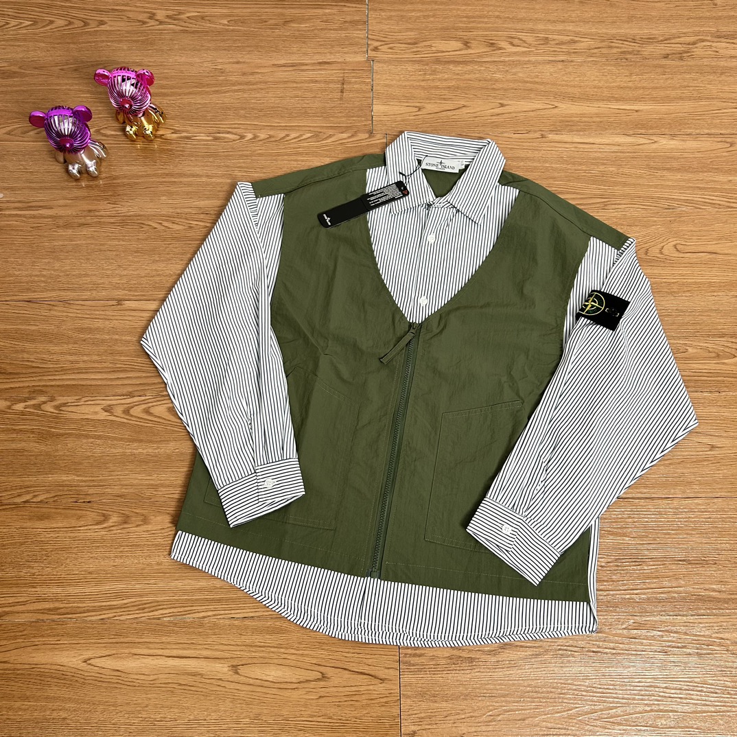 供120💰▪️另有升级版本140💰
Stone Island 石头岛拼接假两件一体式马甲衬衫外套
【甄选品质 实拍可见】
面料采用高品质优质正品尼龙马甲面料 衬衫采用涤棉面料  一体式设计 内搭外穿 整件二本针走线 机能工装日系风十足 当季必备 版型超正 拒绝臃肿 面料质感非常棒 非常显高端当季必备 上身舒服 非常亲肤 百搭好看 经典高街风格  时尚大气 多拉链设计 户外机能拉链质感十足   细节满满 实物拍摄 面料质感 一目了然 做工精湛 正品走线 刺绣袖标设计 正品吊牌水洗主标齐全 【水洗可扫码进官网鉴定】无论是大货还是细节都是精益求精  
颜色；黑色  绿色
尺码 M～XXL
尺码  衣长    袖长  胸围
M       73     53      58
L        75     54      60
Xl       77     55      62
XXL    79     56      64