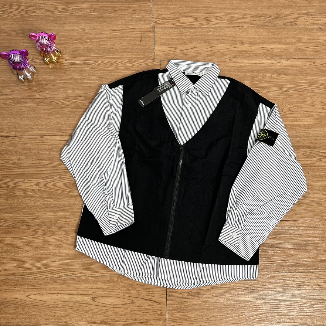 供120💰▪️另有升级版本140💰
Stone Island 石头岛拼接假两件一体式马甲衬衫外套
【甄选品质 实拍可见】
面料采用高品质优质正品尼龙马甲面料 衬衫采用涤棉面料  一体式设计 内搭外穿 整件二本针走线 机能工装日系风十足 当季必备 版型超正 拒绝臃肿 面料质感非常棒 非常显高端当季必备 上身舒服 非常亲肤 百搭好看 经典高街风格  时尚大气 多拉链设计 户外机能拉链质感十足   细节满满 实物拍摄 面料质感 一目了然 做工精湛 正品走线 刺绣袖标设计 正品吊牌水洗主标齐全 【水洗可扫码进官网鉴定】无论是大货还是细节都是精益求精  
颜色；黑色  绿色
尺码 M～XXL
尺码  衣长    袖长  胸围
M       73     53      58
L        75     54      60
Xl       77     55      62
XXL    79     56      64