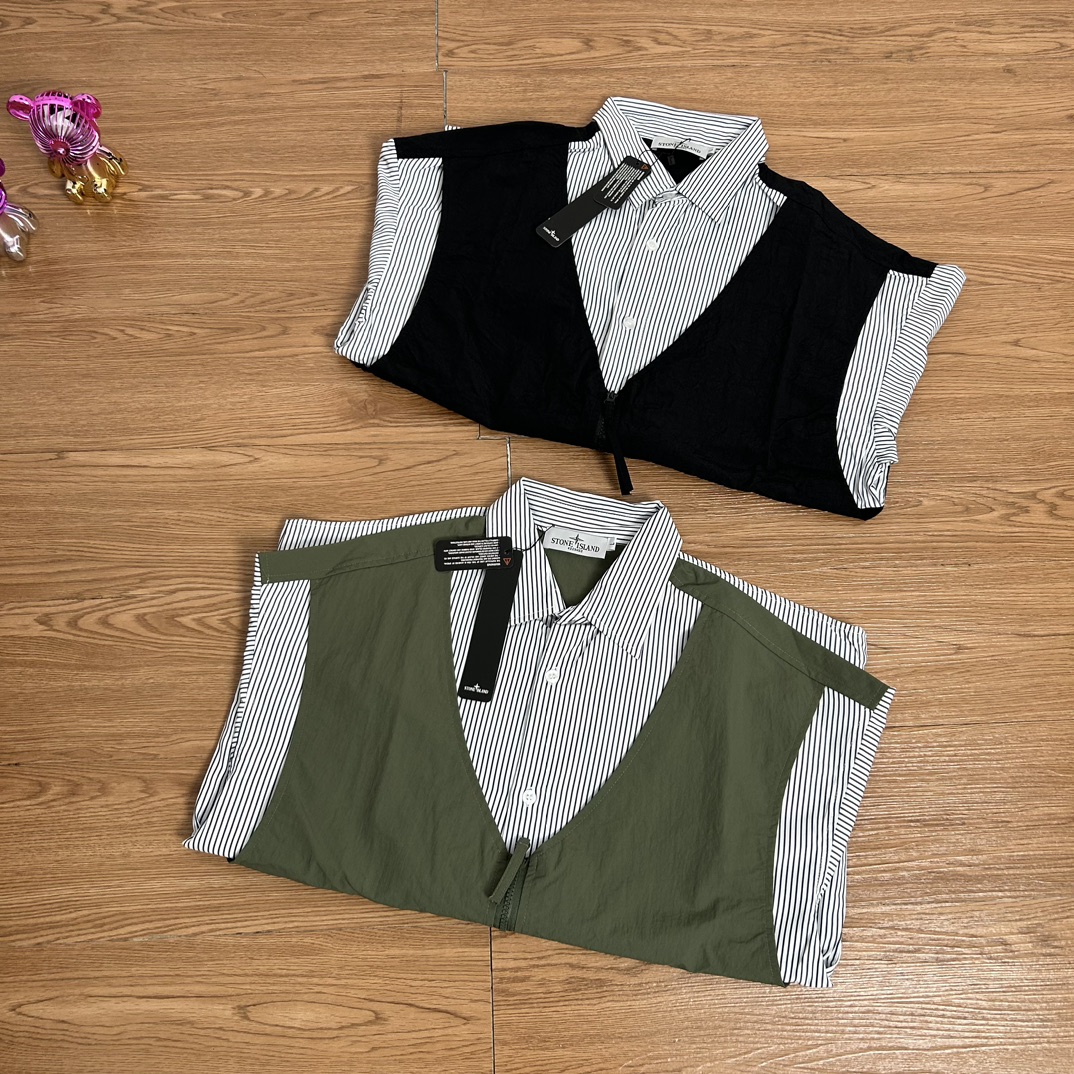供120💰▪️另有升级版本140💰
Stone Island 石头岛拼接假两件一体式马甲衬衫外套
【甄选品质 实拍可见】
面料采用高品质优质正品尼龙马甲面料 衬衫采用涤棉面料  一体式设计 内搭外穿 整件二本针走线 机能工装日系风十足 当季必备 版型超正 拒绝臃肿 面料质感非常棒 非常显高端当季必备 上身舒服 非常亲肤 百搭好看 经典高街风格  时尚大气 多拉链设计 户外机能拉链质感十足   细节满满 实物拍摄 面料质感 一目了然 做工精湛 正品走线 刺绣袖标设计 正品吊牌水洗主标齐全 【水洗可扫码进官网鉴定】无论是大货还是细节都是精益求精  
颜色；黑色  绿色
尺码 M～XXL
尺码  衣长    袖长  胸围
M       73     53      58
L        75     54      60
Xl       77     55      62
XXL    79     56      64