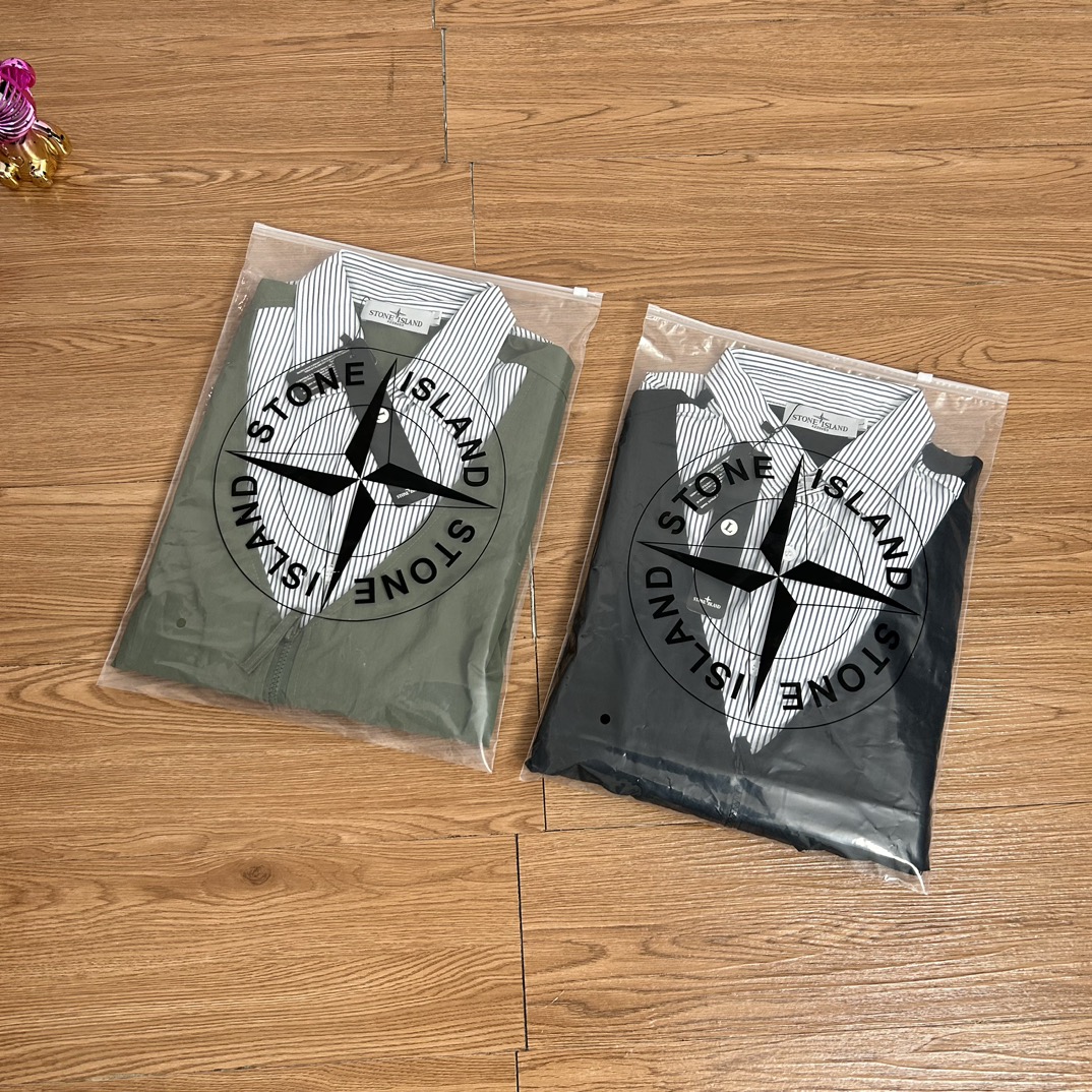 供120💰▪️另有升级版本140💰
Stone Island 石头岛拼接假两件一体式马甲衬衫外套
【甄选品质 实拍可见】
面料采用高品质优质正品尼龙马甲面料 衬衫采用涤棉面料  一体式设计 内搭外穿 整件二本针走线 机能工装日系风十足 当季必备 版型超正 拒绝臃肿 面料质感非常棒 非常显高端当季必备 上身舒服 非常亲肤 百搭好看 经典高街风格  时尚大气 多拉链设计 户外机能拉链质感十足   细节满满 实物拍摄 面料质感 一目了然 做工精湛 正品走线 刺绣袖标设计 正品吊牌水洗主标齐全 【水洗可扫码进官网鉴定】无论是大货还是细节都是精益求精  
颜色；黑色  绿色
尺码 M～XXL
尺码  衣长    袖长  胸围
M       73     53      58
L        75     54      60
Xl       77     55      62
XXL    79     56      64