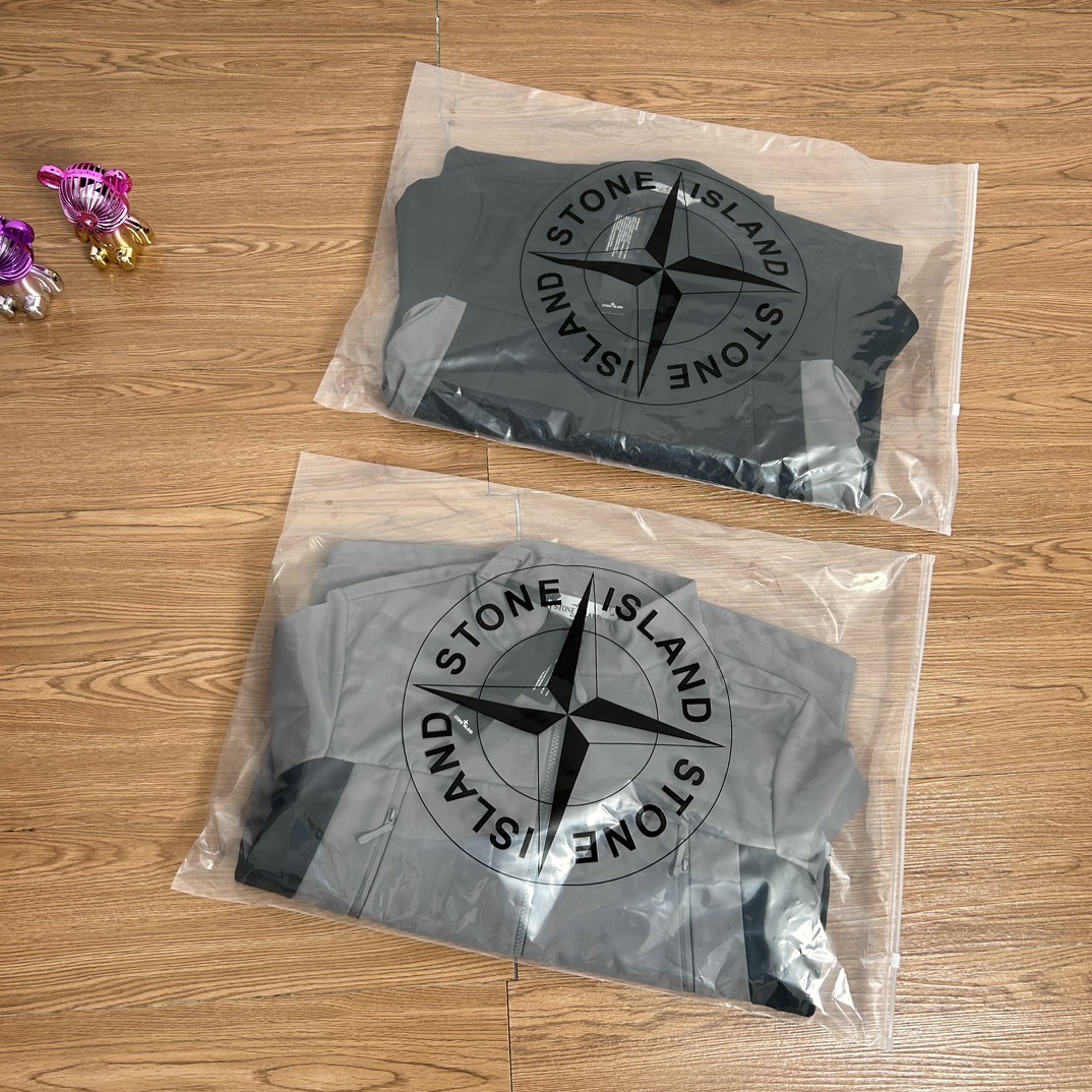 供140💰▪️另有升级版本160💰
Stone Island 石头岛战术勋章魔术贴拉链机能户外冲锋衣外套
【甄选品质 实拍可见】
面料采用高品质优质三防正品冲锋衣面料防雨防风设计 魔术贴设计 万针刺绣 多处机能拉链设计 拼接设计 整件二本针走线 机能工装日系风十足 当季必备 版型超正 拒绝臃肿 面料质感非常棒 非常显高端当季必备 上身舒服 非常亲肤 百搭好看 经典高街风格  时尚大气 多拉链设计 户外机能拉链质感十足   细节满满 实物拍摄 面料质感 一目了然 做工精湛 正品走线 刺绣袖标设计 正品吊牌水洗主标齐全 【水洗可扫码进官网鉴定】无论是大货还是细节都是精益求精  
颜色；黑色 灰色
尺码 M～XXL
尺码  衣长    袖长    胸围
M       70     64      114
L        72     65      118
Xl       74     67      122
XXL    76     68      126