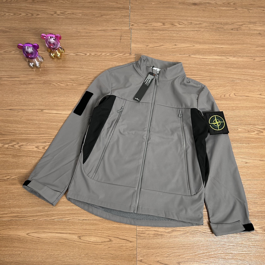 供140💰▪️另有升级版本160💰
Stone Island 石头岛战术勋章魔术贴拉链机能户外冲锋衣外套
【甄选品质 实拍可见】
面料采用高品质优质三防正品冲锋衣面料防雨防风设计 魔术贴设计 万针刺绣 多处机能拉链设计 拼接设计 整件二本针走线 机能工装日系风十足 当季必备 版型超正 拒绝臃肿 面料质感非常棒 非常显高端当季必备 上身舒服 非常亲肤 百搭好看 经典高街风格  时尚大气 多拉链设计 户外机能拉链质感十足   细节满满 实物拍摄 面料质感 一目了然 做工精湛 正品走线 刺绣袖标设计 正品吊牌水洗主标齐全 【水洗可扫码进官网鉴定】无论是大货还是细节都是精益求精  
颜色；黑色 灰色
尺码 M～XXL
尺码  衣长    袖长    胸围
M       70     64      114
L        72     65      118
Xl       74     67      122
XXL    76     68      126