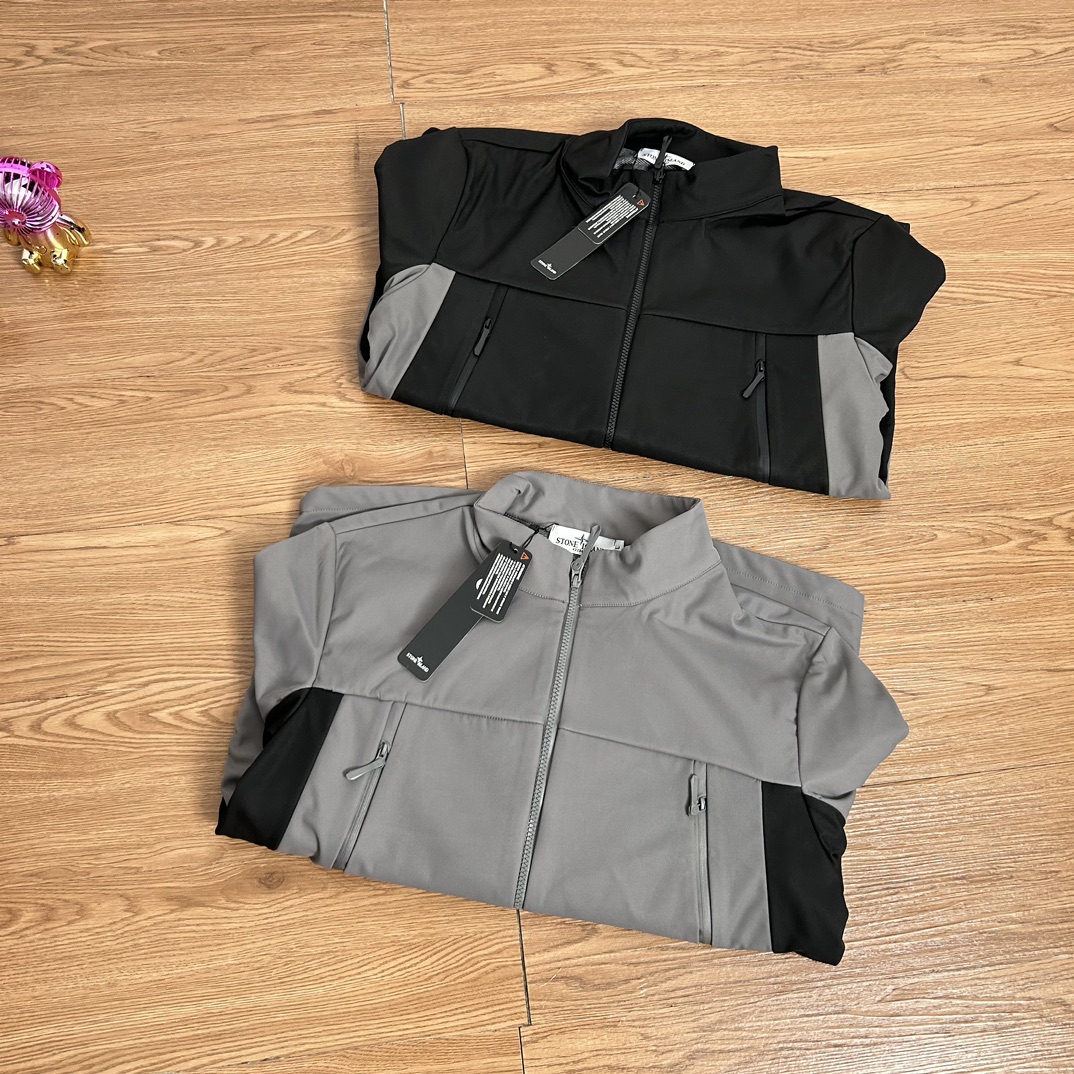 供140💰▪️另有升级版本160💰
Stone Island 石头岛战术勋章魔术贴拉链机能户外冲锋衣外套
【甄选品质 实拍可见】
面料采用高品质优质三防正品冲锋衣面料防雨防风设计 魔术贴设计 万针刺绣 多处机能拉链设计 拼接设计 整件二本针走线 机能工装日系风十足 当季必备 版型超正 拒绝臃肿 面料质感非常棒 非常显高端当季必备 上身舒服 非常亲肤 百搭好看 经典高街风格  时尚大气 多拉链设计 户外机能拉链质感十足   细节满满 实物拍摄 面料质感 一目了然 做工精湛 正品走线 刺绣袖标设计 正品吊牌水洗主标齐全 【水洗可扫码进官网鉴定】无论是大货还是细节都是精益求精  
颜色；黑色 灰色
尺码 M～XXL
尺码  衣长    袖长    胸围
M       70     64      114
L        72     65      118
Xl       74     67      122
XXL    76     68      126