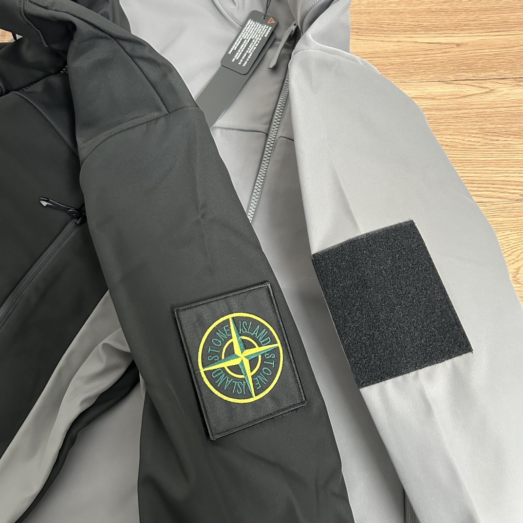 供140💰▪️另有升级版本160💰
Stone Island 石头岛战术勋章魔术贴拉链机能户外冲锋衣外套
【甄选品质 实拍可见】
面料采用高品质优质三防正品冲锋衣面料防雨防风设计 魔术贴设计 万针刺绣 多处机能拉链设计 拼接设计 整件二本针走线 机能工装日系风十足 当季必备 版型超正 拒绝臃肿 面料质感非常棒 非常显高端当季必备 上身舒服 非常亲肤 百搭好看 经典高街风格  时尚大气 多拉链设计 户外机能拉链质感十足   细节满满 实物拍摄 面料质感 一目了然 做工精湛 正品走线 刺绣袖标设计 正品吊牌水洗主标齐全 【水洗可扫码进官网鉴定】无论是大货还是细节都是精益求精  
颜色；黑色 灰色
尺码 M～XXL
尺码  衣长    袖长    胸围
M       70     64      114
L        72     65      118
Xl       74     67      122
XXL    76     68      126